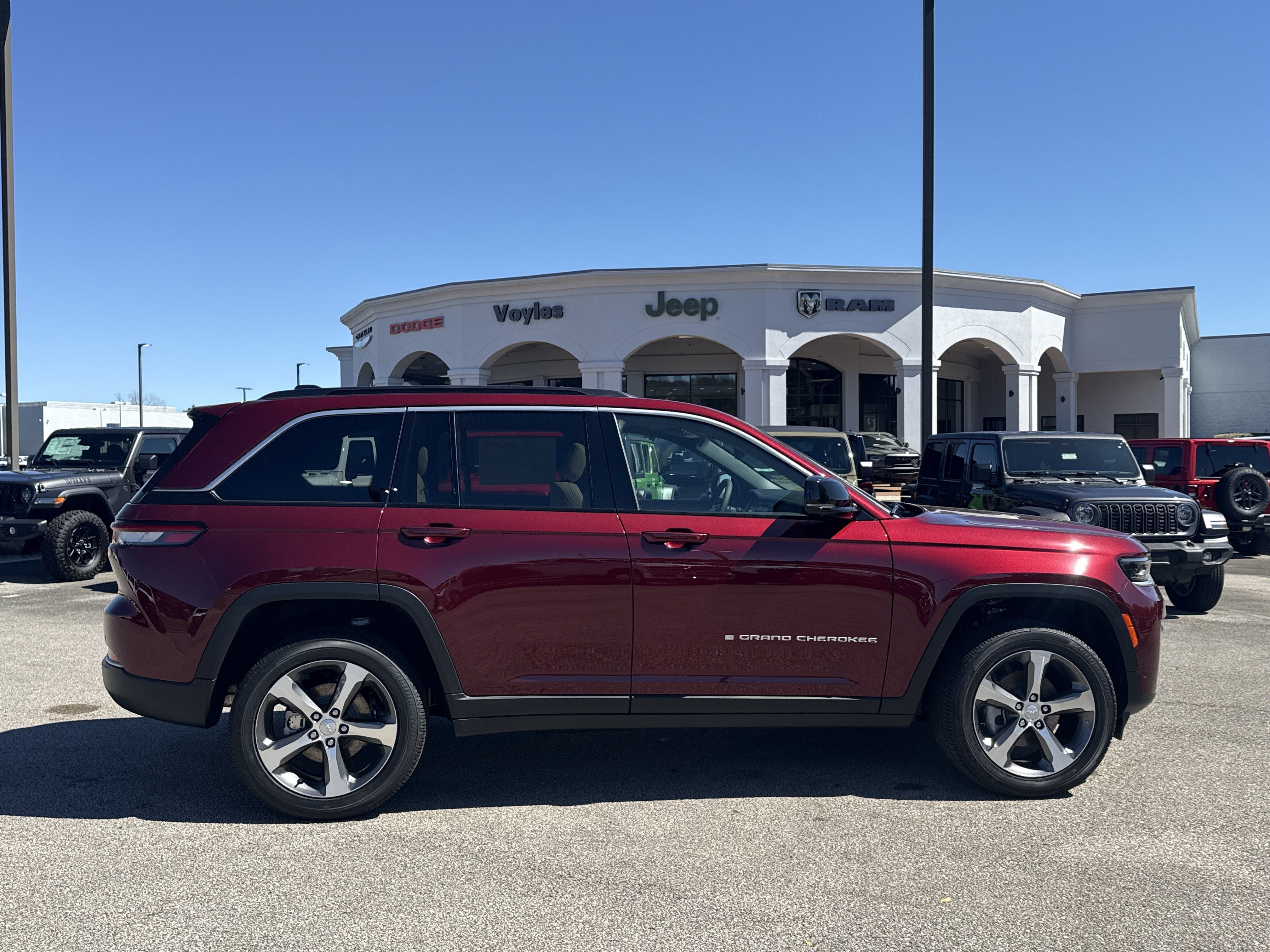 New 2026 Jeep Grand Cherokee Limited w/ Luxury Tech Group II AWD/4WD image 8