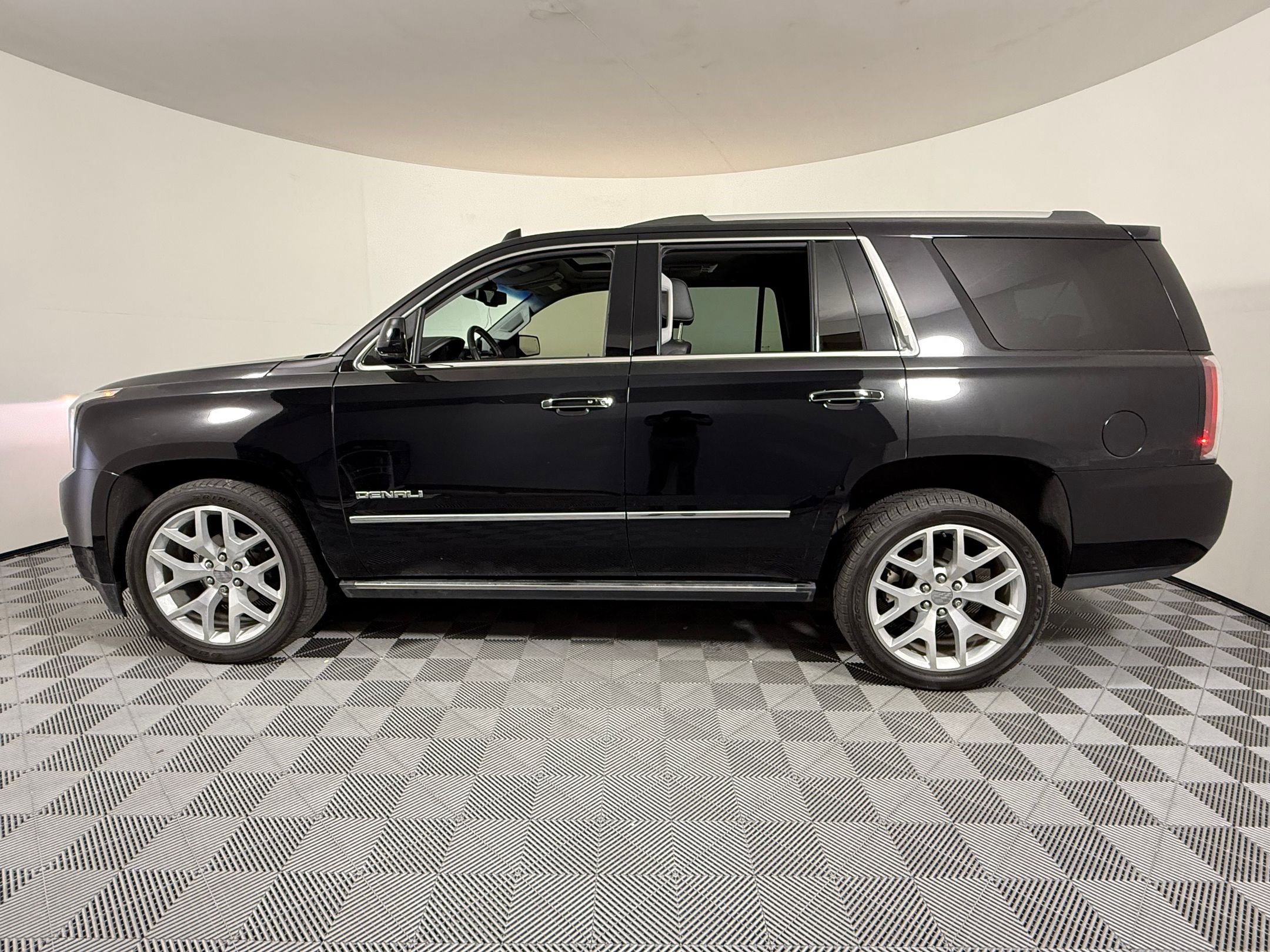 Used 2020 GMC Yukon Denali w/ Denali Ultimate Package image 2