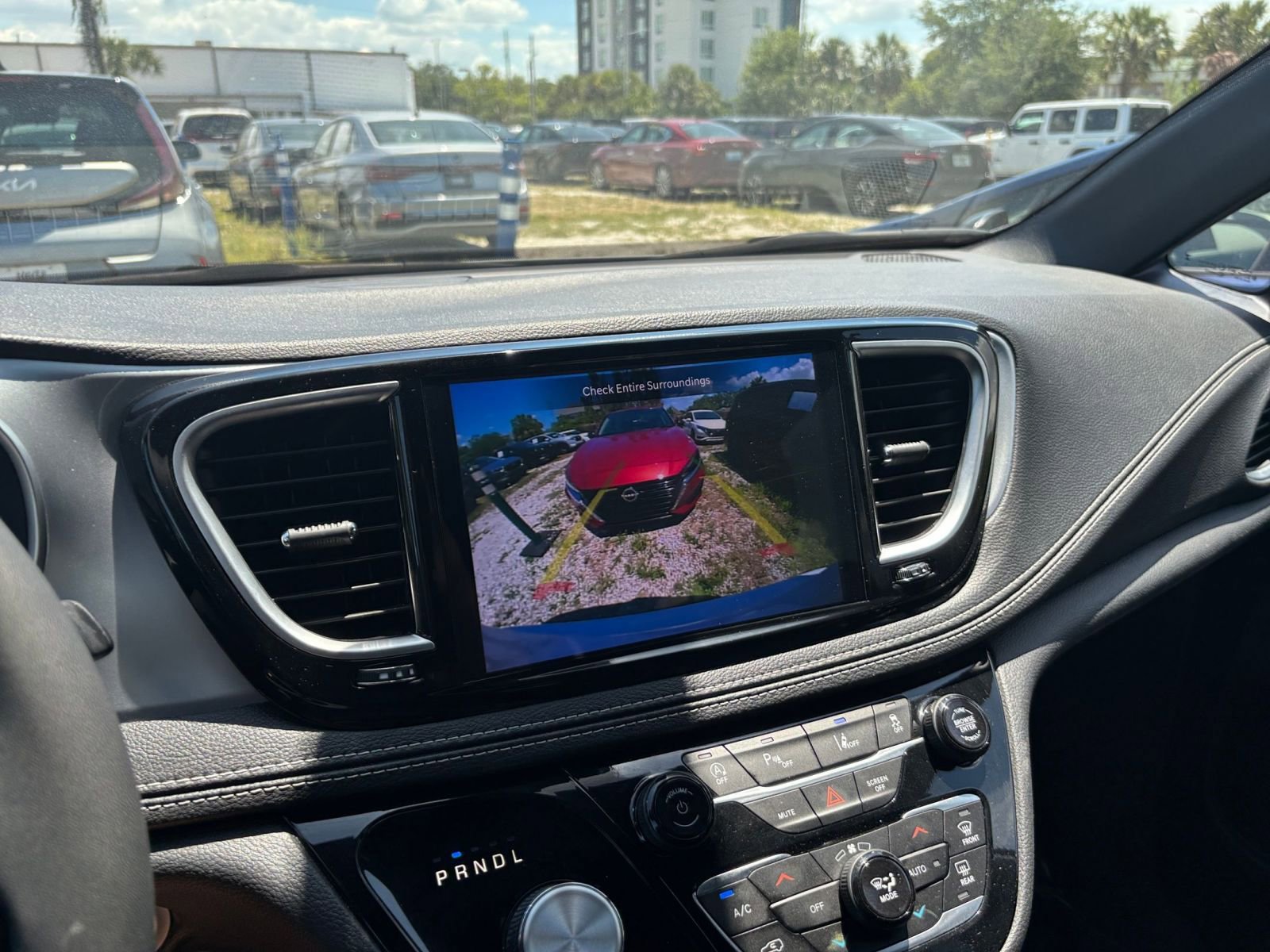 Used 2025 Chrysler Pacifica Limited FWD image 27
