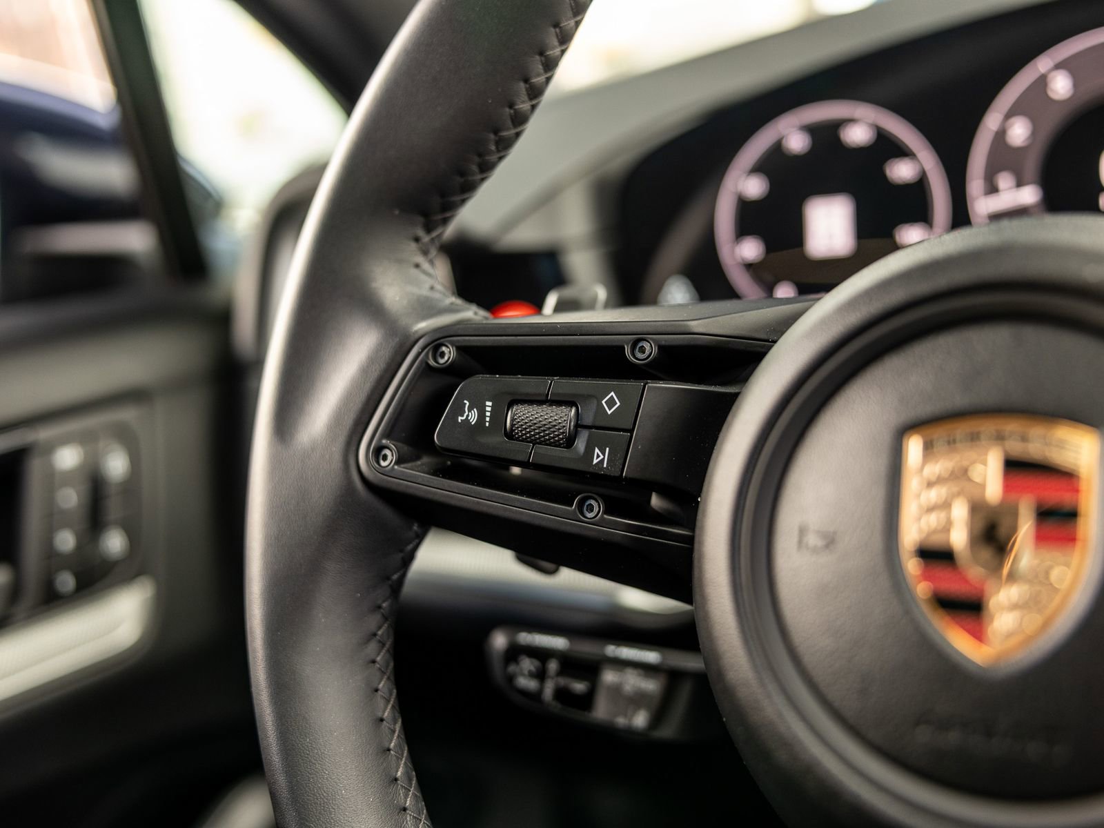 Certified 2025 Porsche Cayenne Coupe image 28