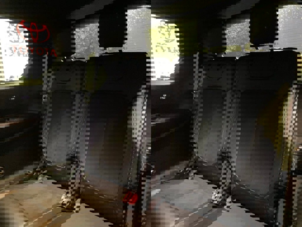 Used 2024 Jeep Grand Cherokee L Altitude image 12