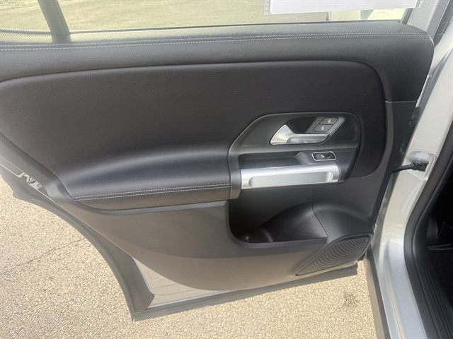 Used 2022 Mercedes-Benz GLB 250 4MATIC image 37