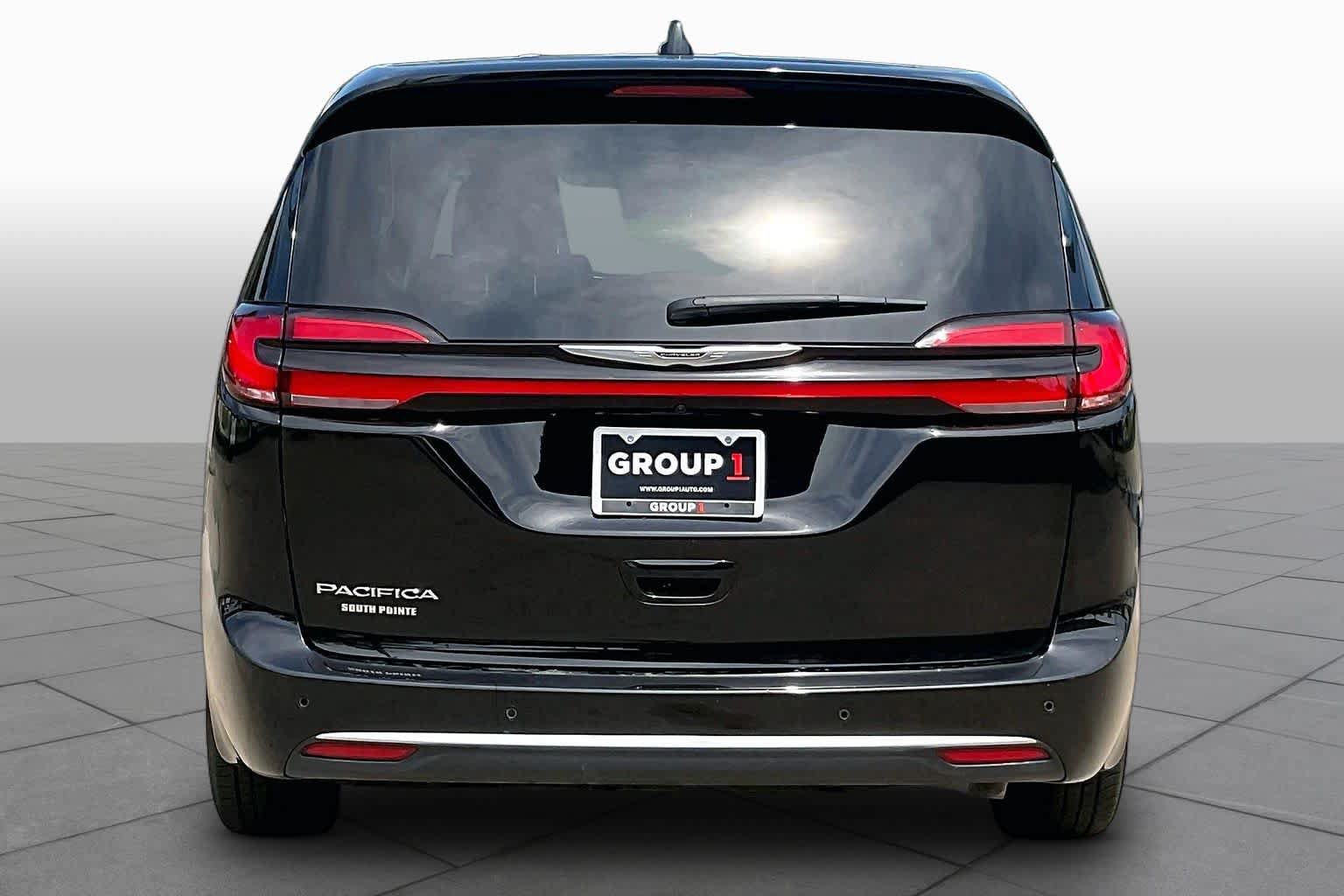 Certified 2024 Chrysler Pacifica Touring-L FWD image 5