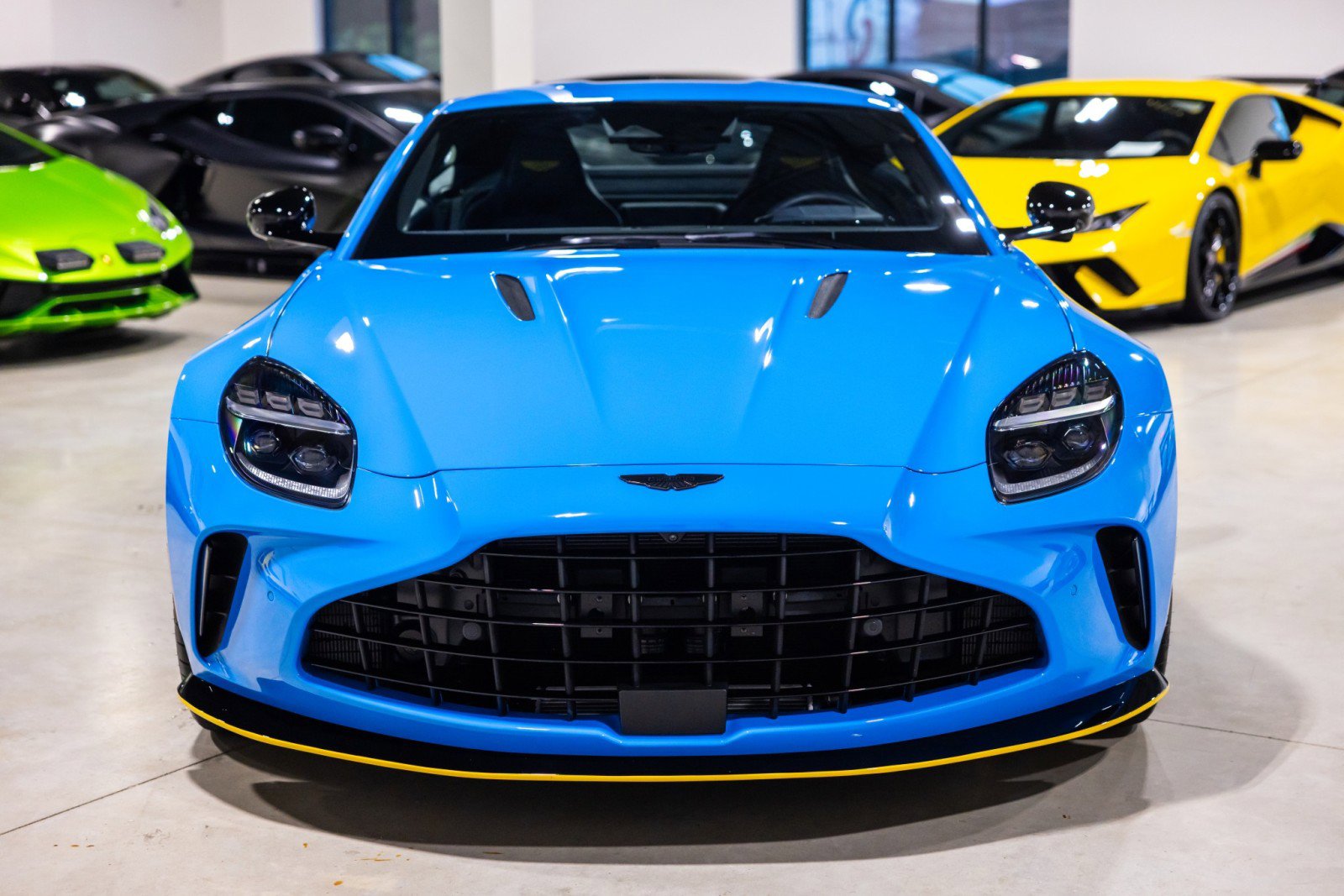 Used 2025 Aston Martin V8 Vantage Coupe image 11