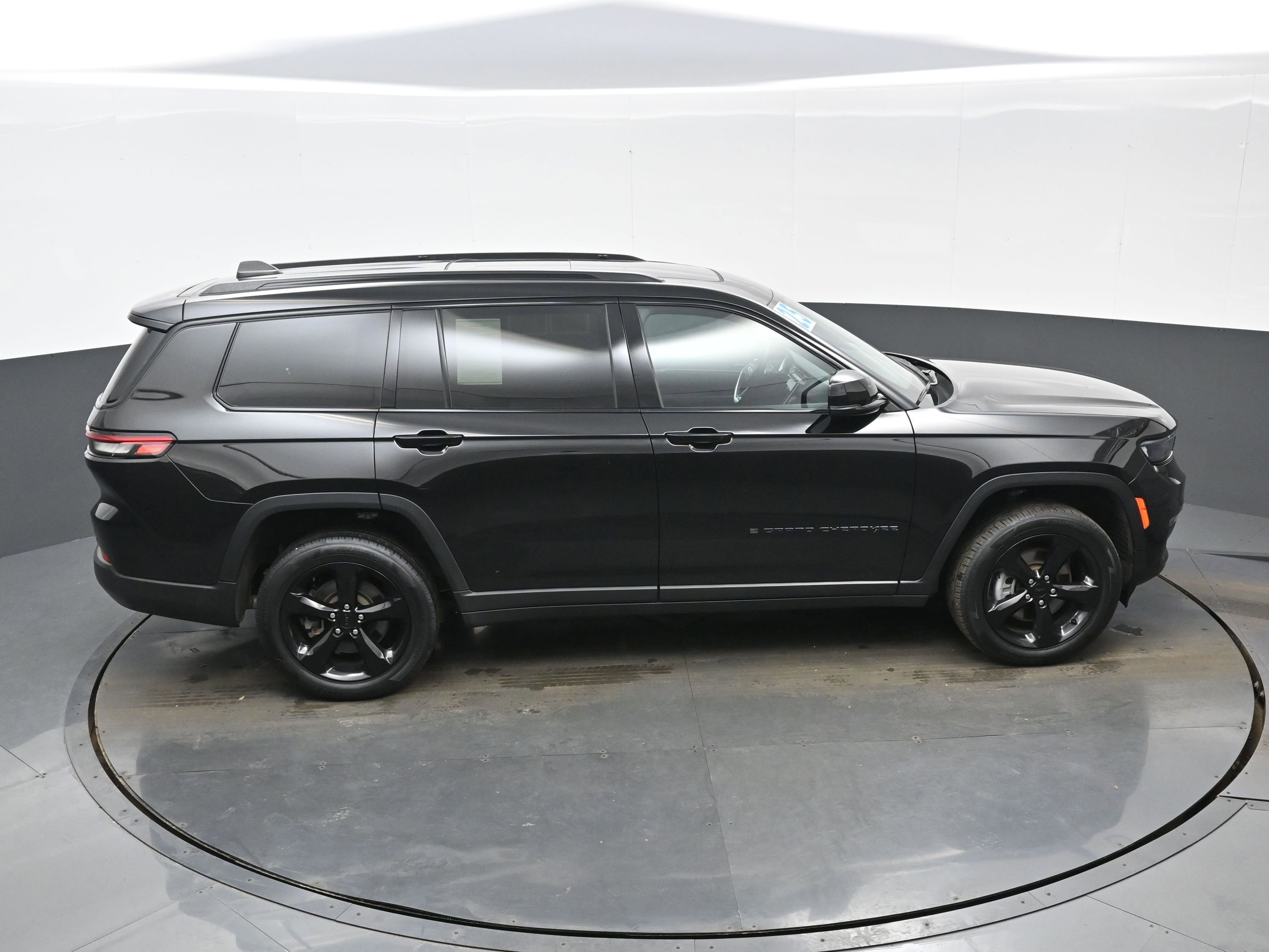 Used 2025 Jeep Grand Cherokee L Limited w/ Black Appearance Package image 38