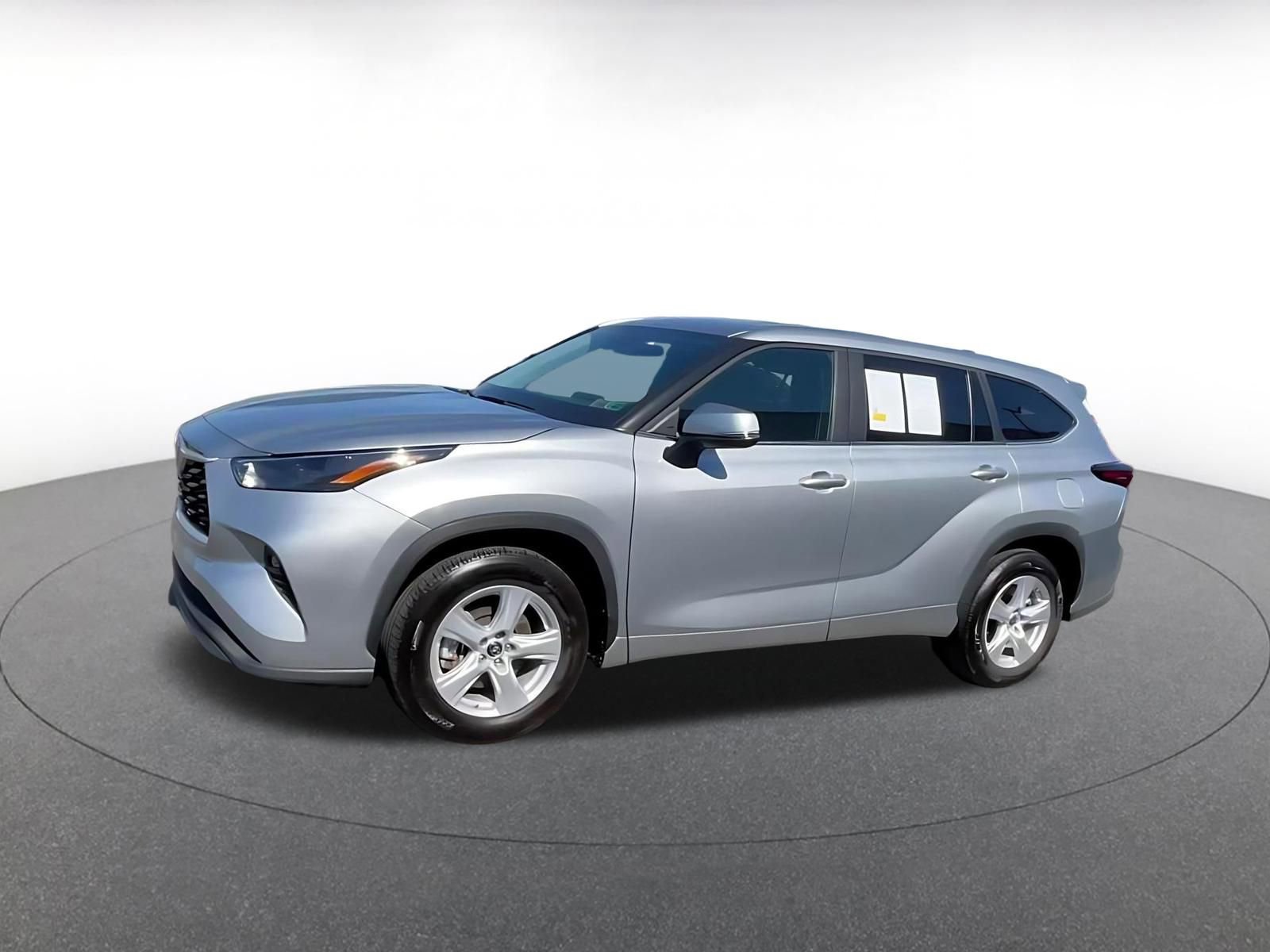 Used 2025 Toyota Highlander LE FWD image 7