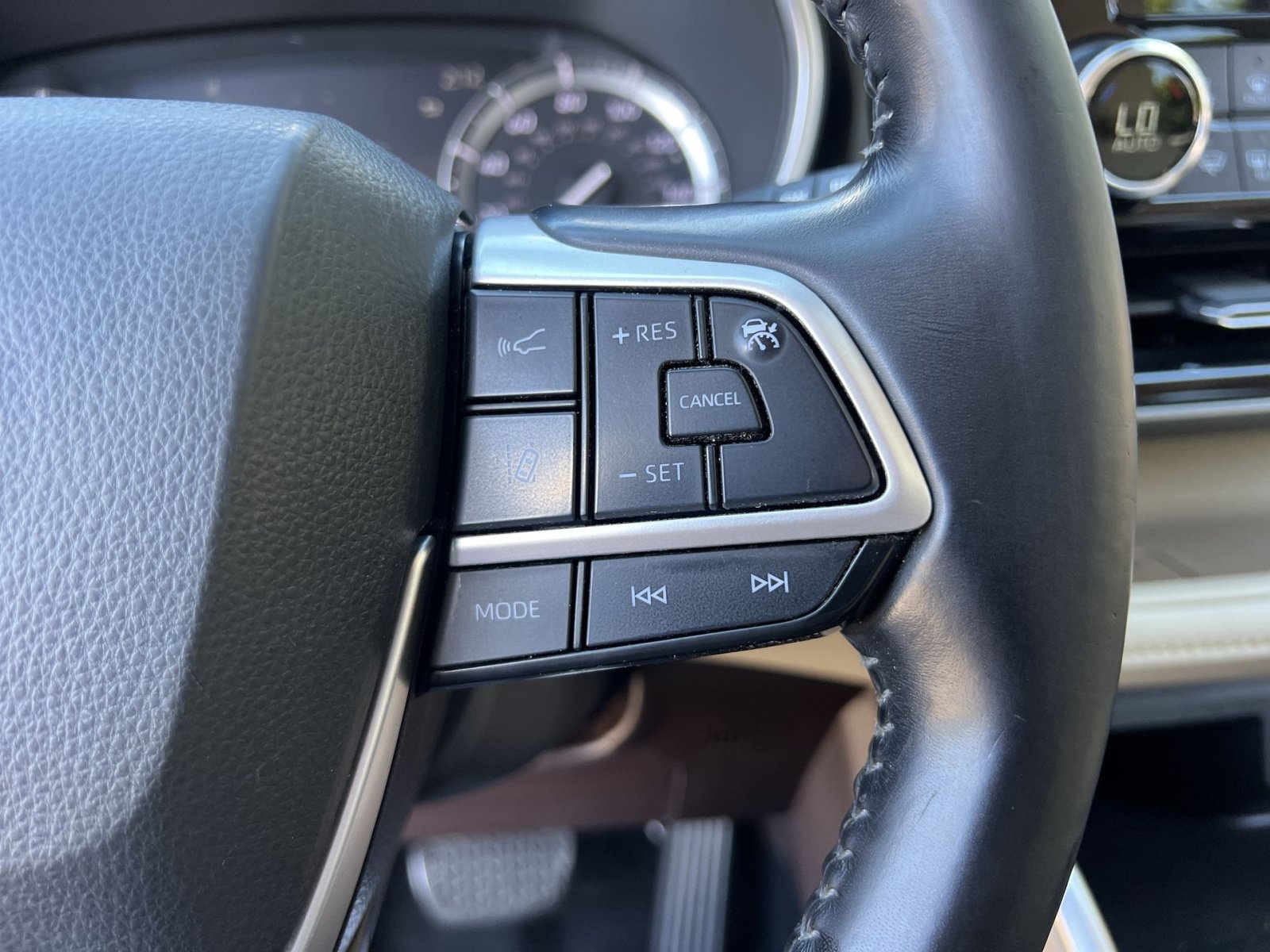 Used 2022 Toyota Highlander XLE AWD/4WD image 30