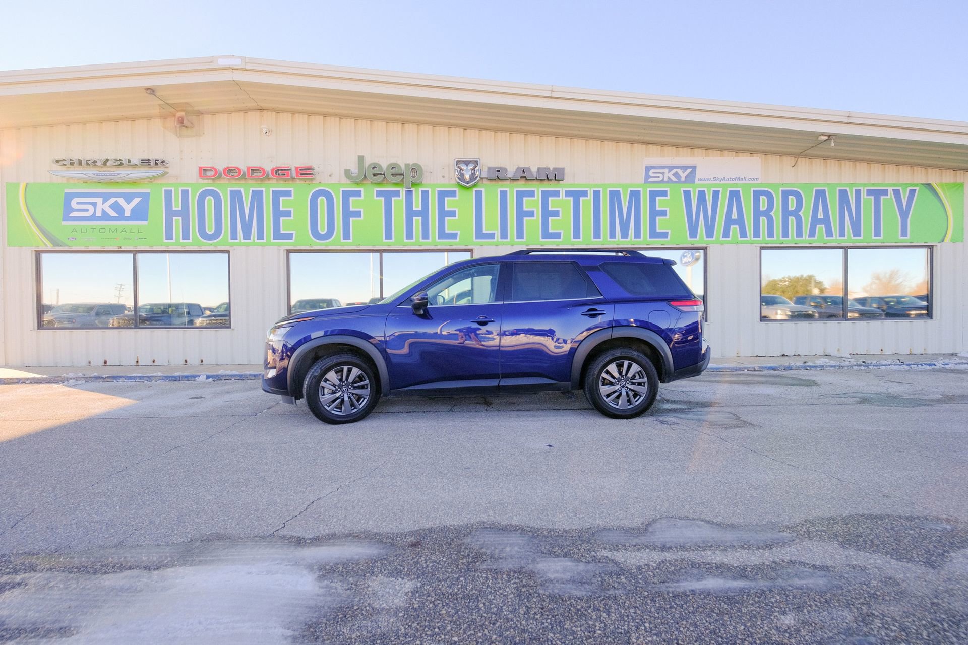 Used 2025 Nissan Pathfinder SV image 3