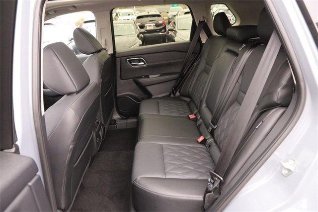 Certified 2025 Nissan Rogue Platinum image 11