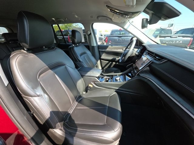 Used 2023 Jeep Grand Cherokee Limited w/ Black Appearance Package AWD/4WD image 14