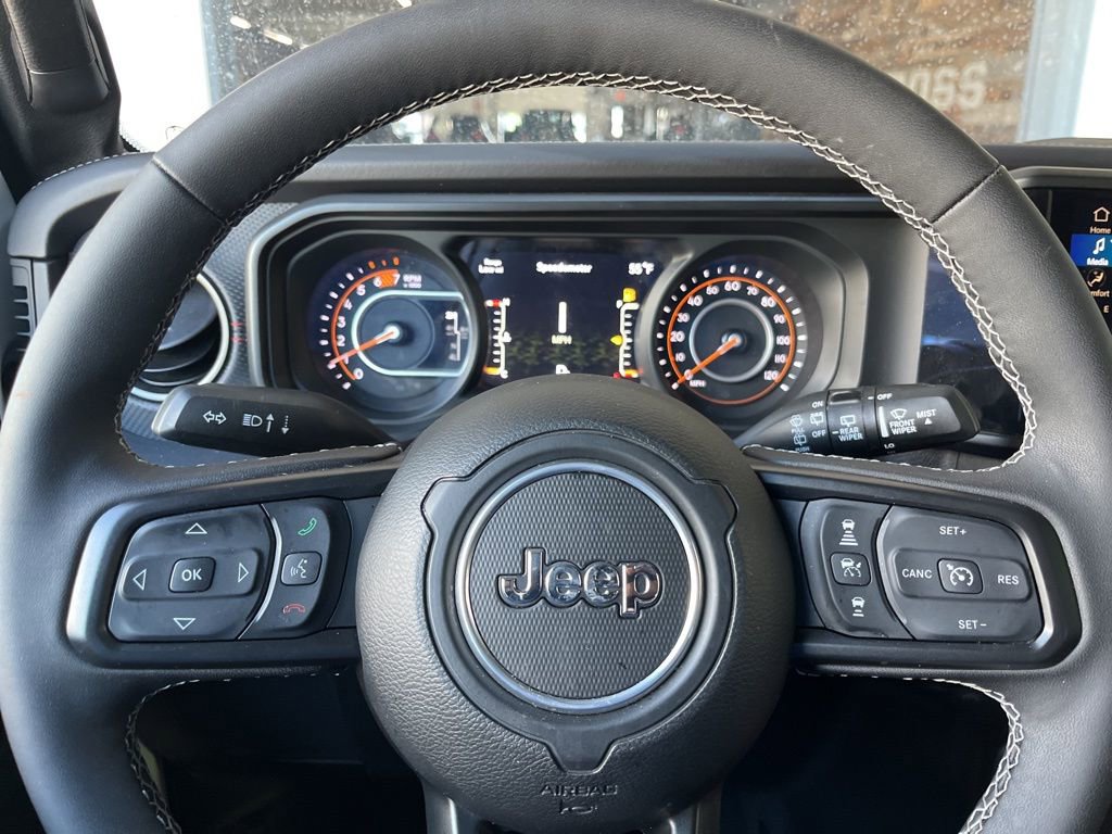 Used 2025 Jeep Wrangler Unlimited Rubicon AWD/4WD image 4