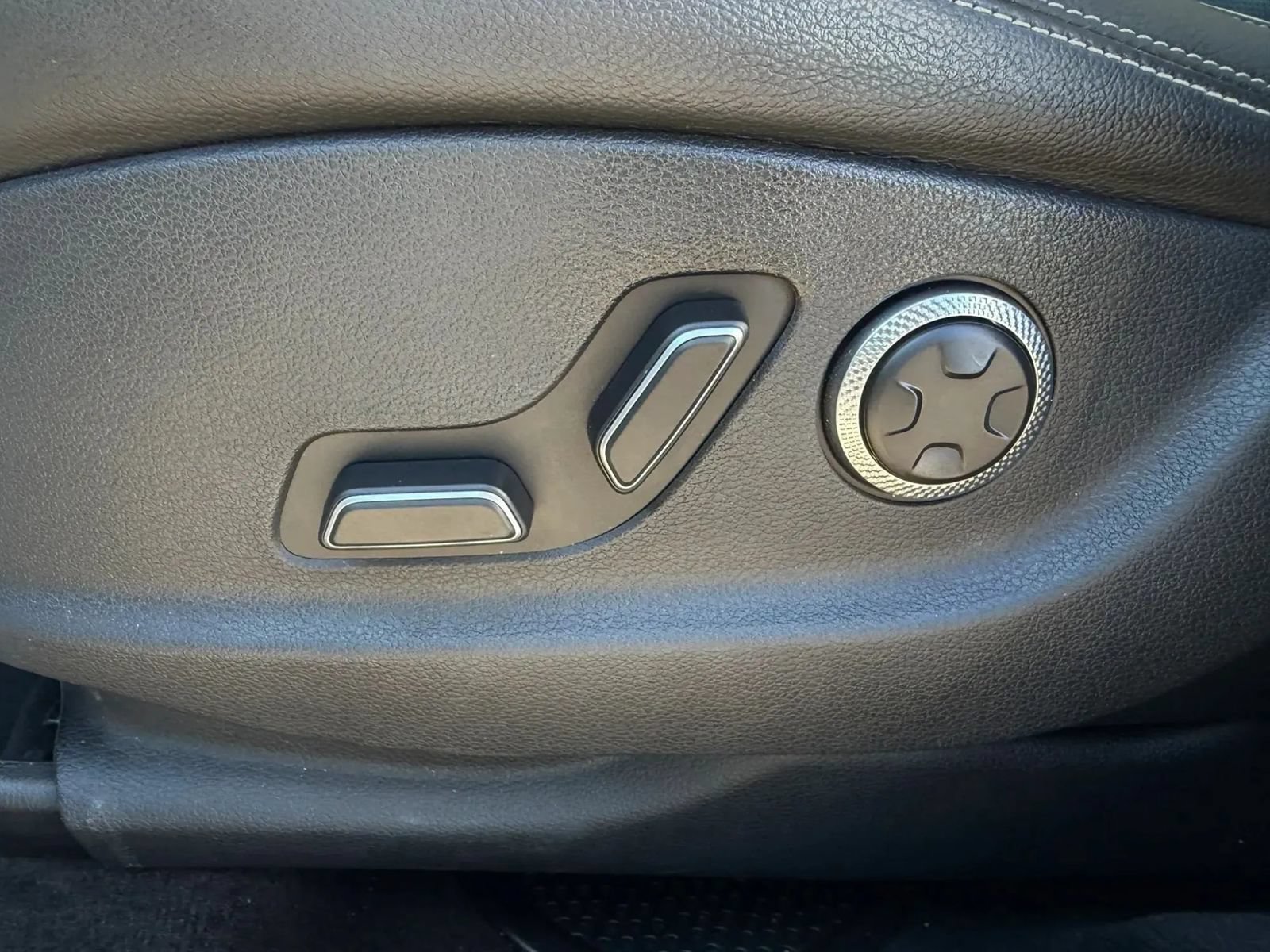 Used 2024 Genesis GV70 2.5T w/ Advanced Package AWD/4WD image 12