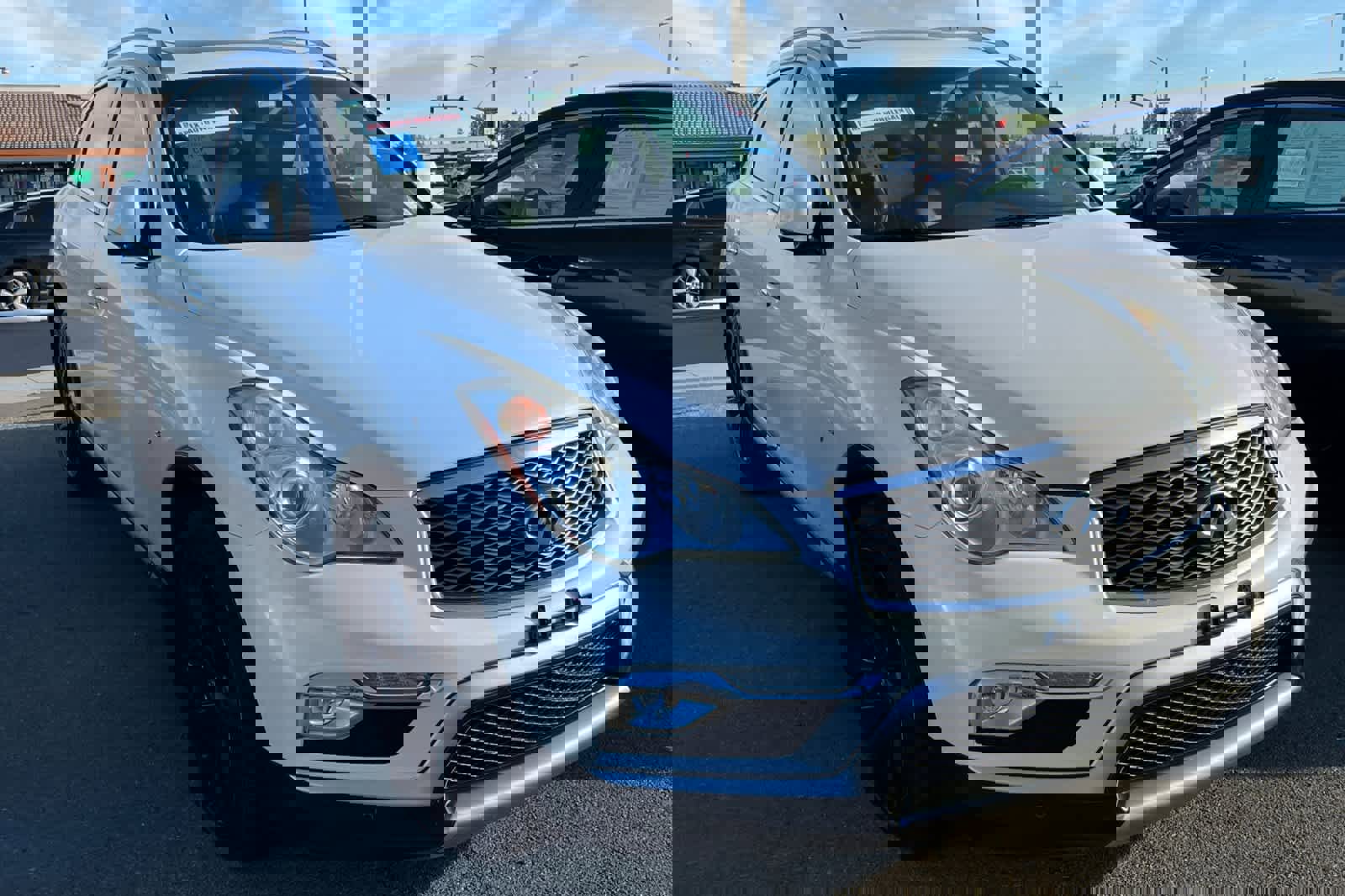 Used 2017 INFINITI QX50 AWD w/ Deluxe Touring Package image 3