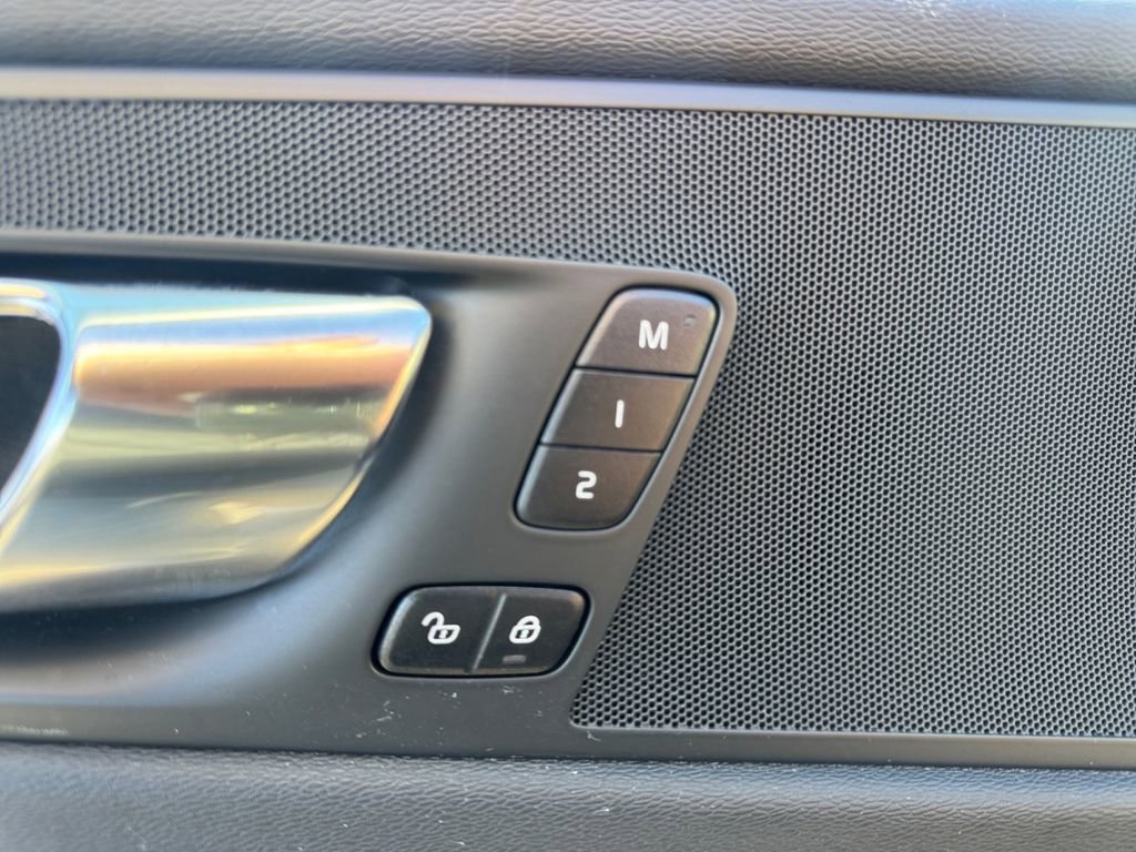 Used 2021 Volvo XC60 T5 Momentum image 11