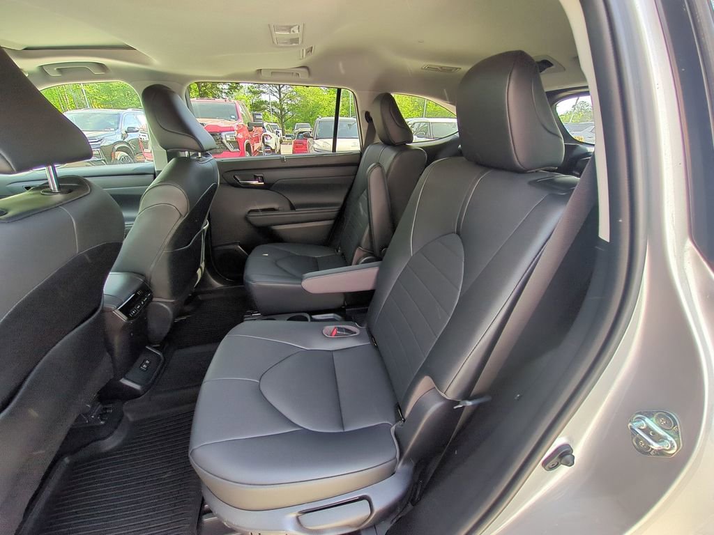 Used 2020 Toyota Highlander XLE image 30