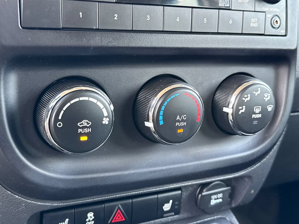 Used 2017 Jeep Patriot Latitude AWD/4WD image 31
