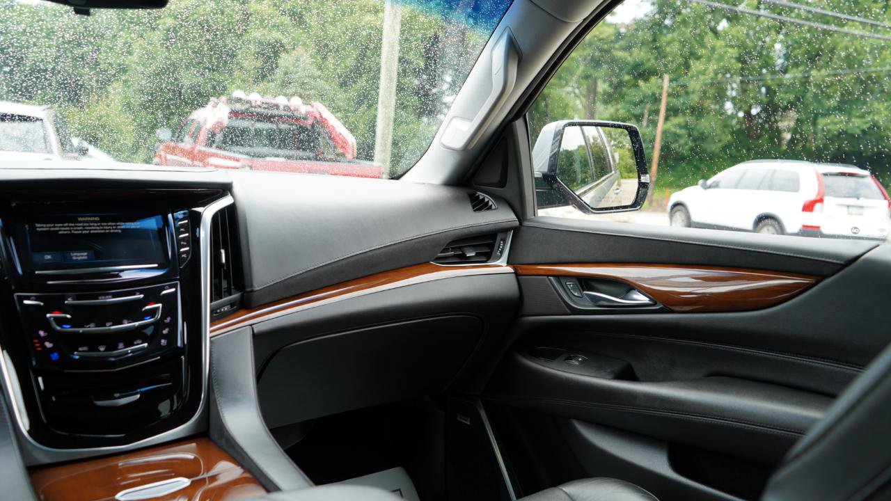 Used 2019 Cadillac Escalade ESV Luxury AWD/4WD image 68