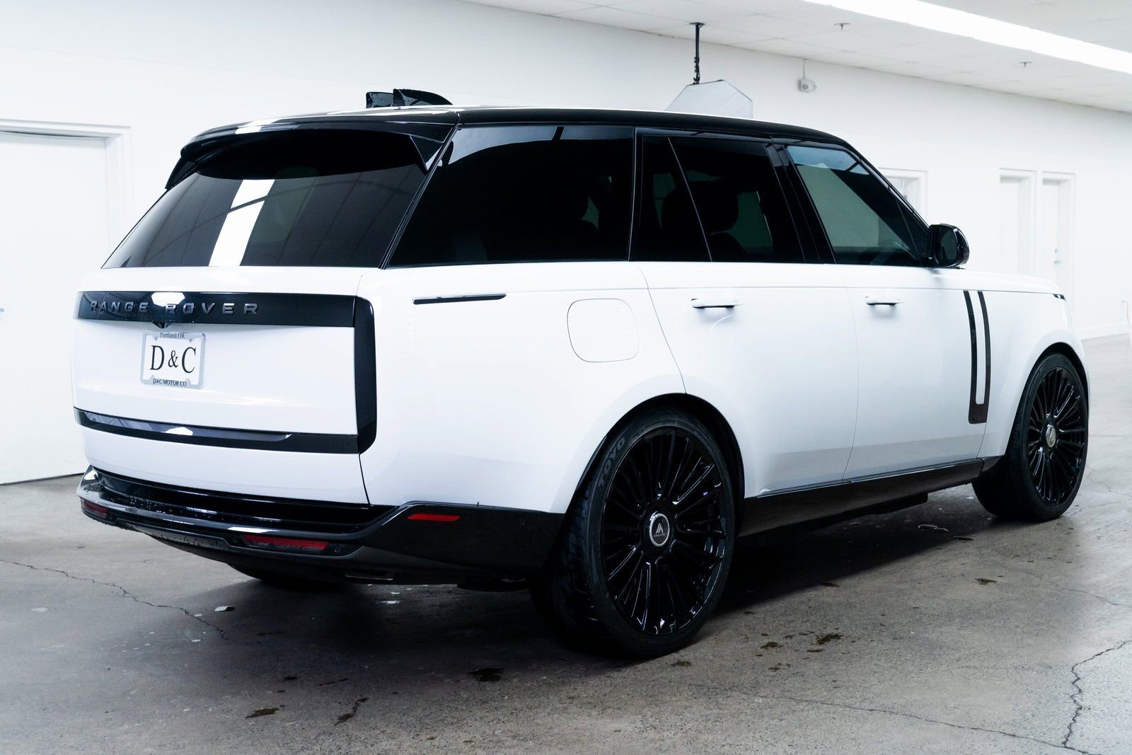 Used 2025 Land Rover Range Rover Autobiography image 6