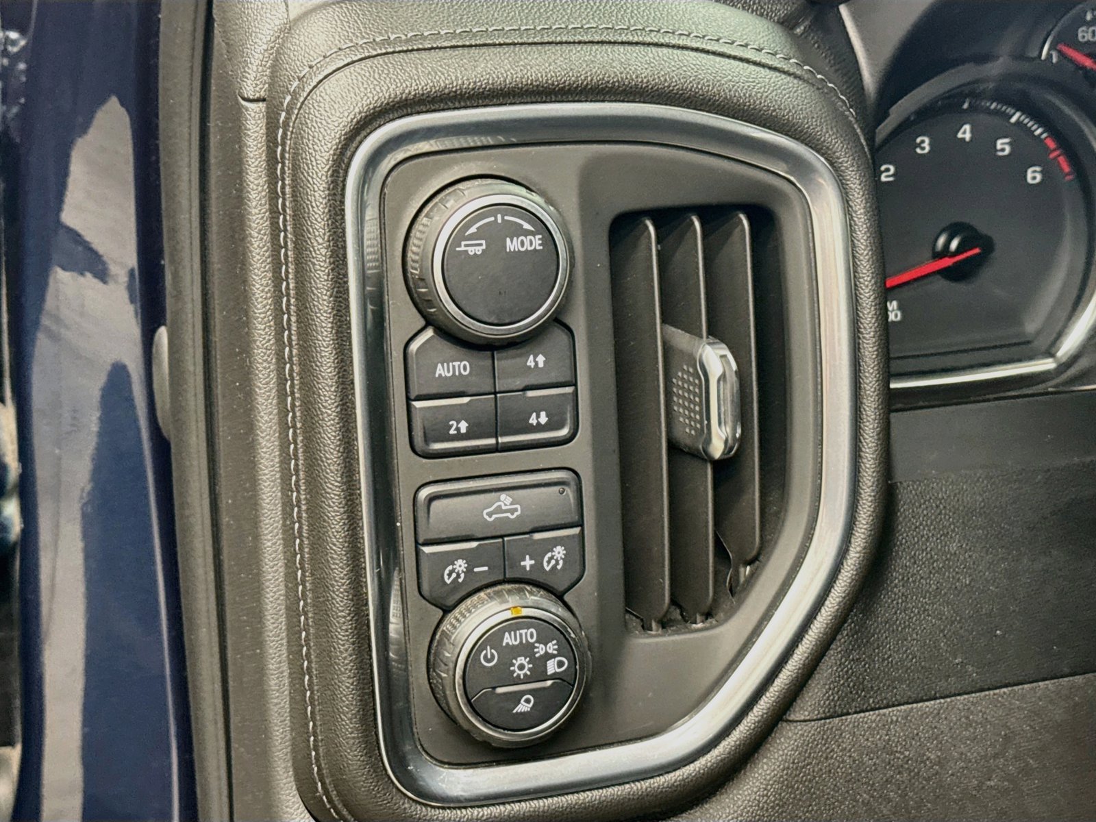 Used 2021 Chevrolet Silverado 1500 LT w/ Z71 Off-Road Package AWD/4WD image 13