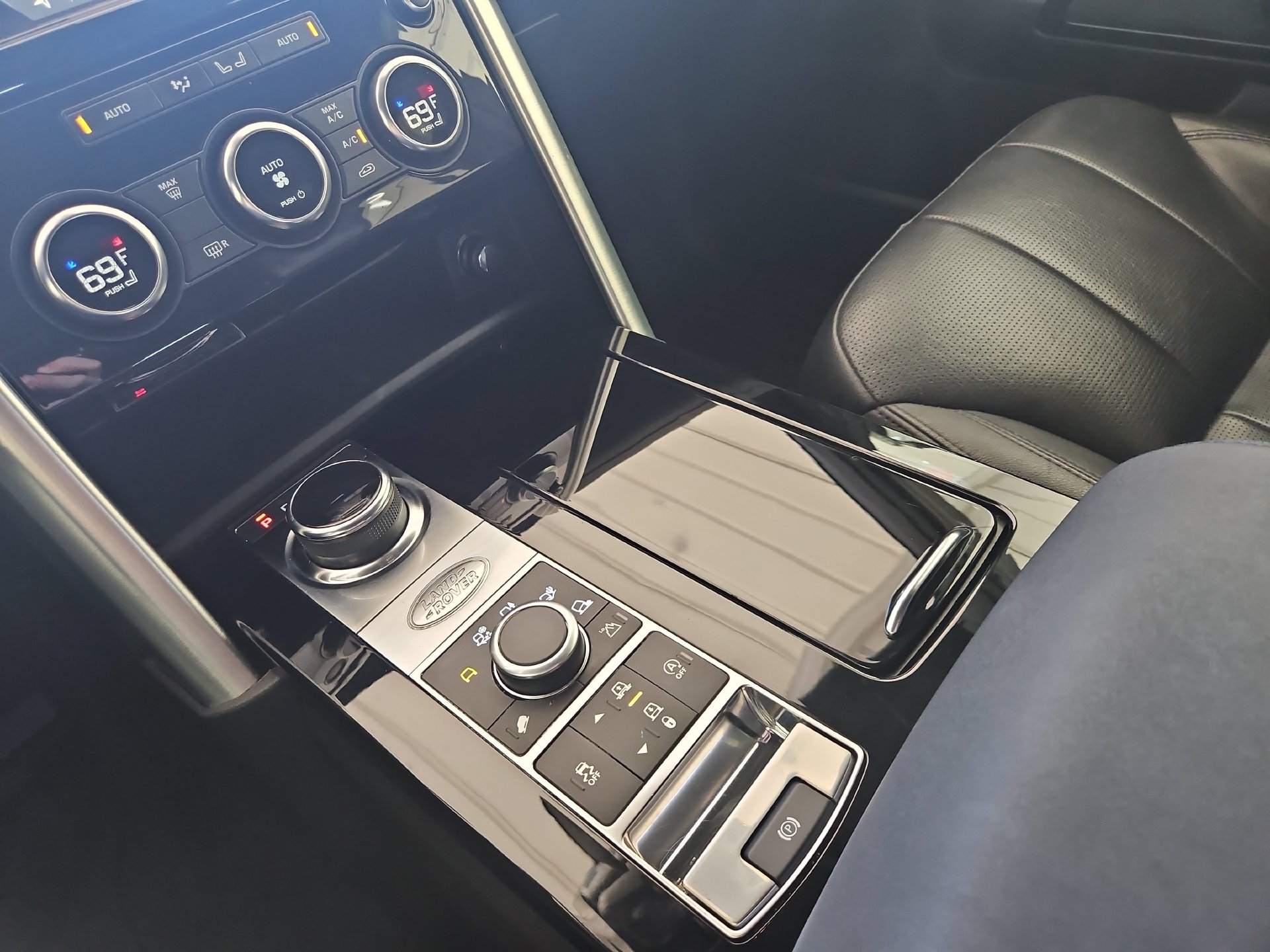 Used 2019 Land Rover Discovery HSE AWD/4WD image 17