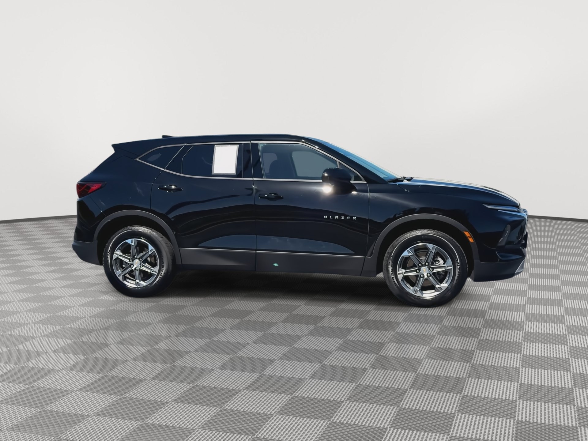 Used 2025 Chevrolet Blazer LT AWD/4WD image 2