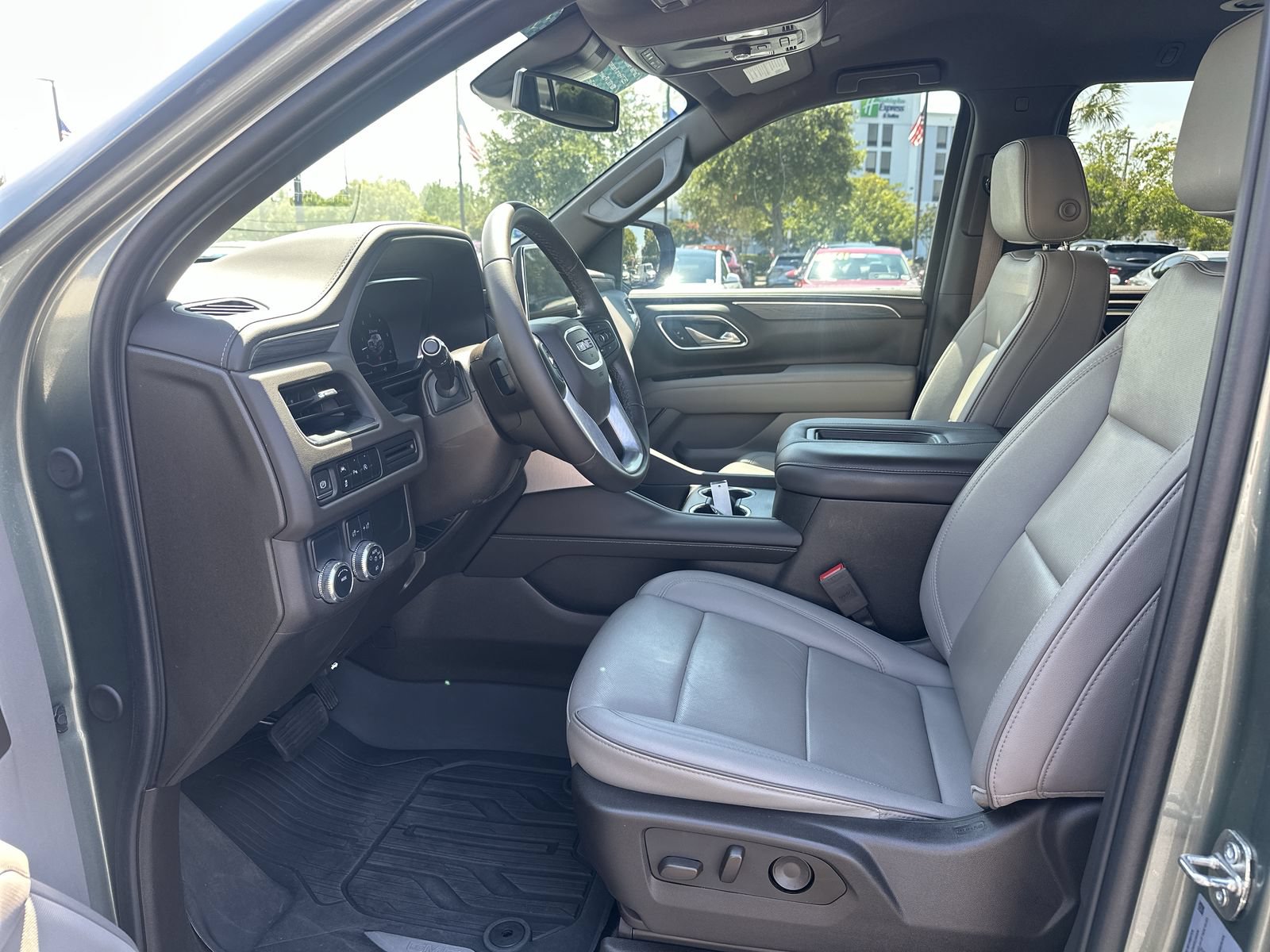 Used 2024 GMC Yukon XL SLT RWD image 16