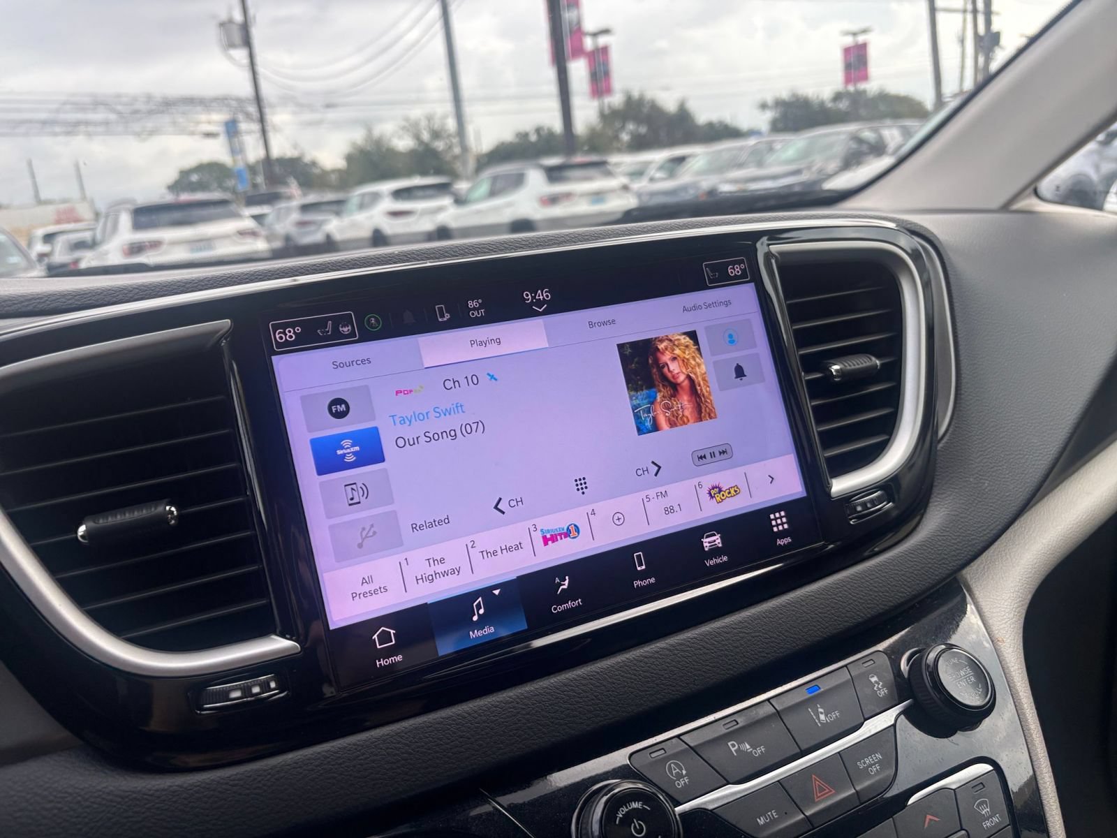 Used 2024 Chrysler Pacifica Touring-L FWD image 19