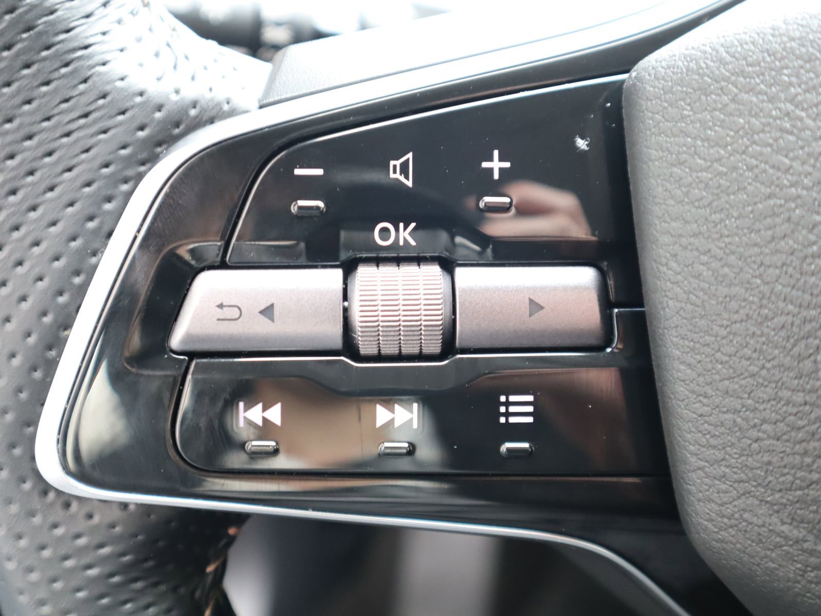 Used 2024 Nissan Ariya AWD image 38