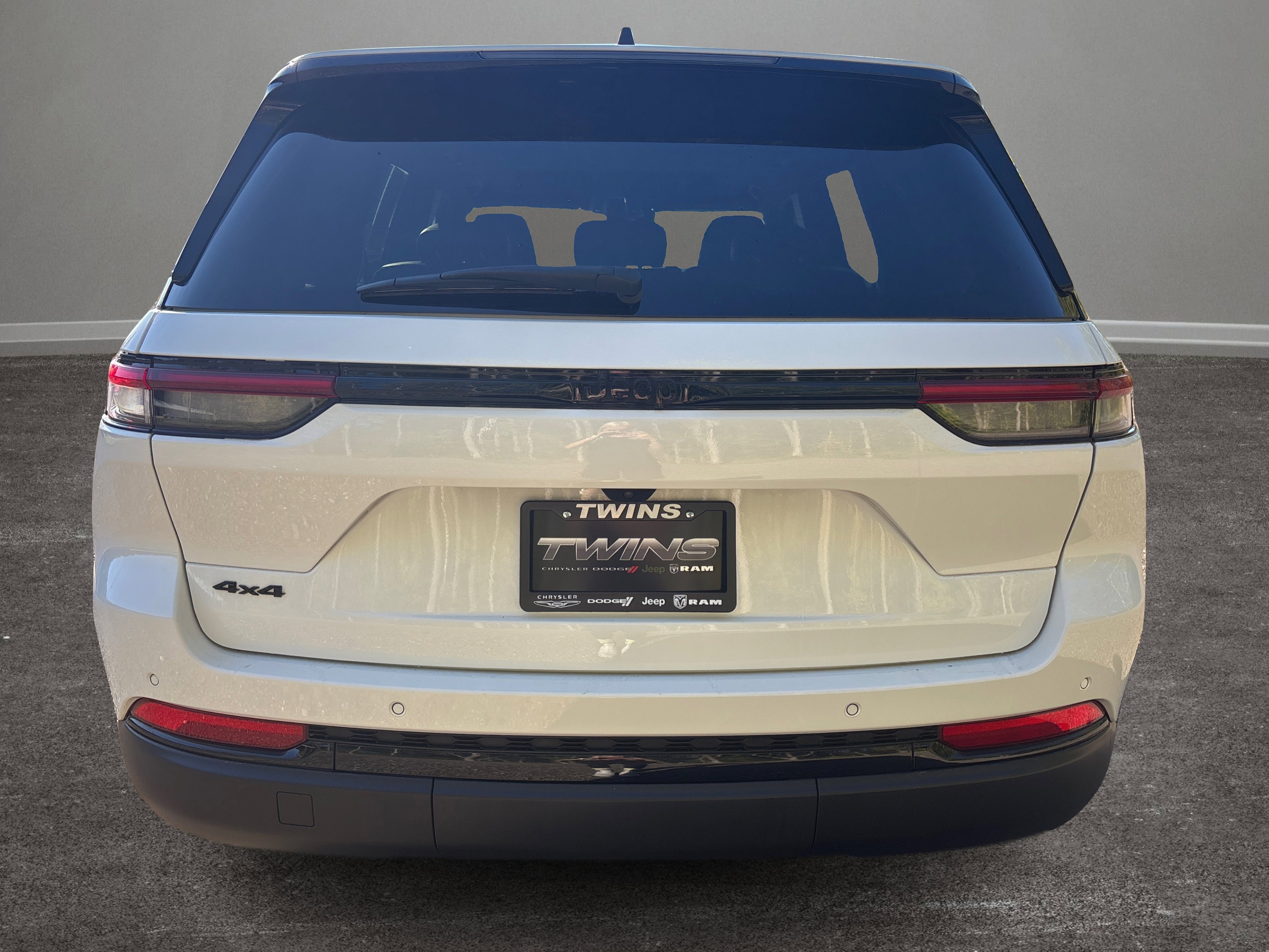 Used 2023 Jeep Grand Cherokee Altitude image 30