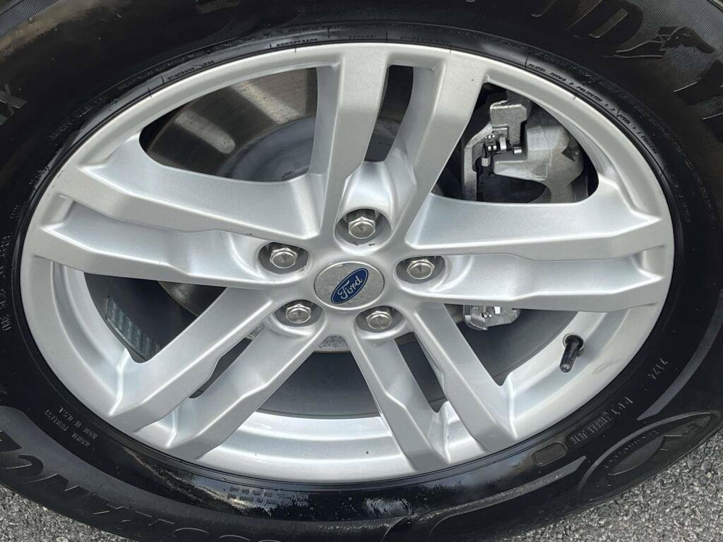 Used 2020 Ford Explorer XLT w/ Equipment Group 202A AWD/4WD image 14