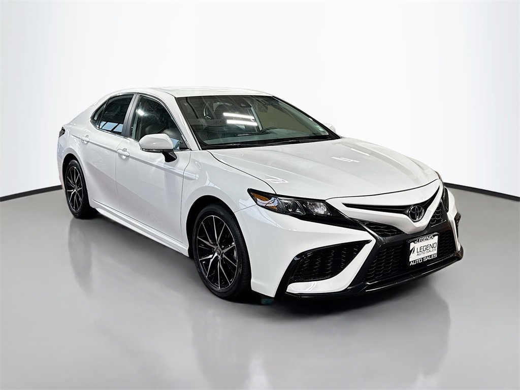 Used 2024 Toyota Camry SE image 3