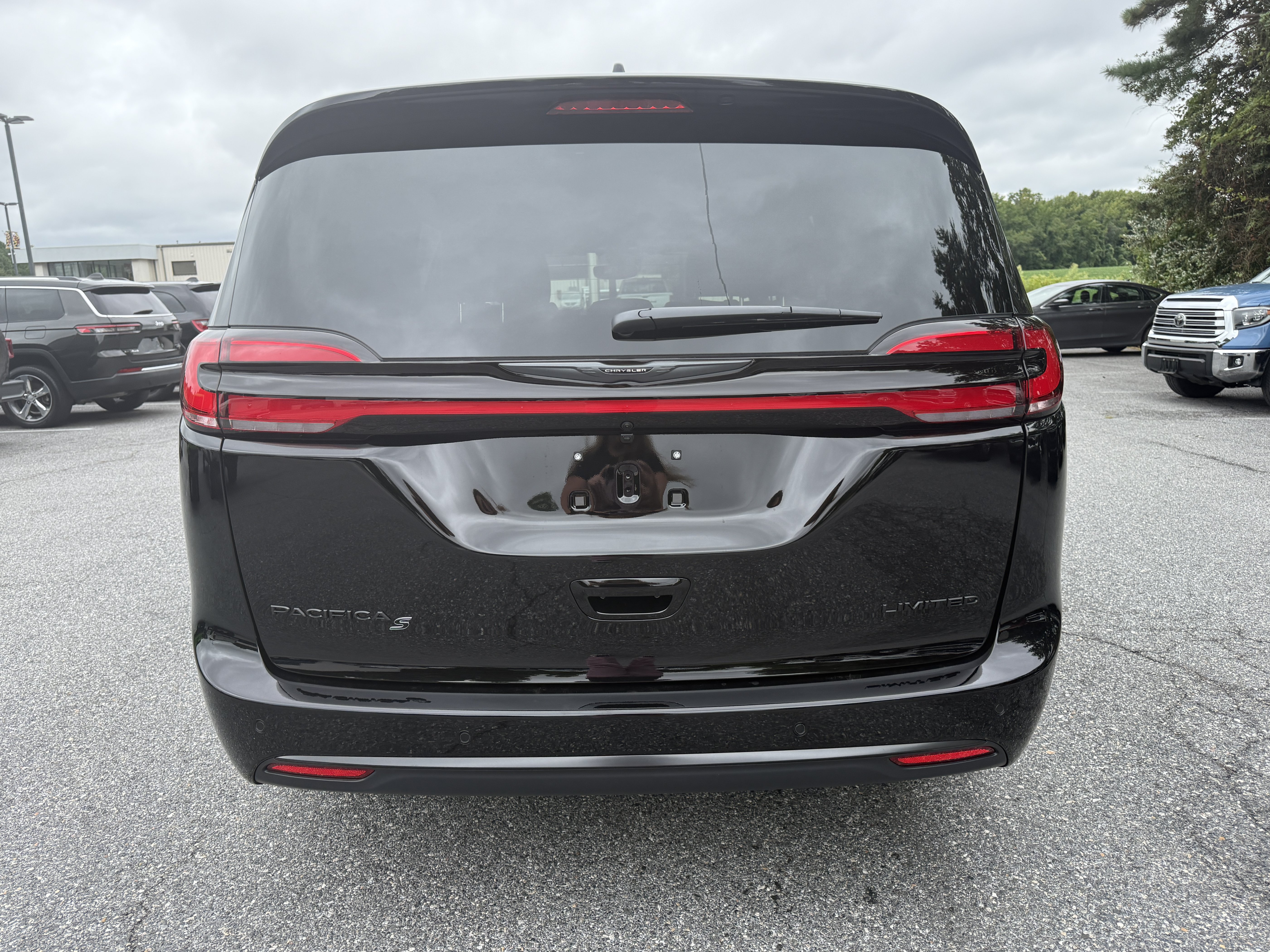 New 2026 Chrysler Pacifica Limited w/ S Appearance Package FWD image 6