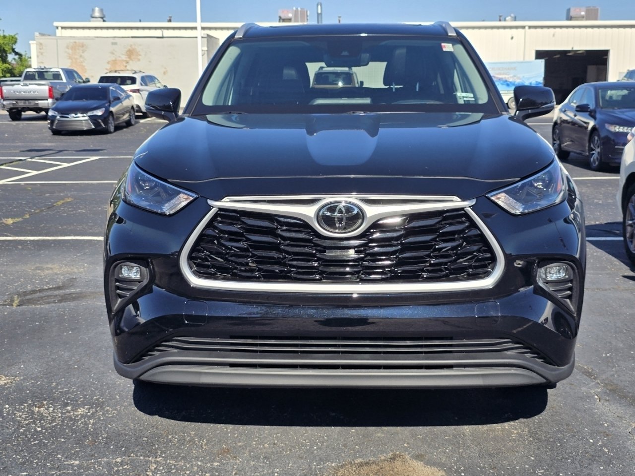Used 2023 Toyota Highlander XLE AWD/4WD image 2