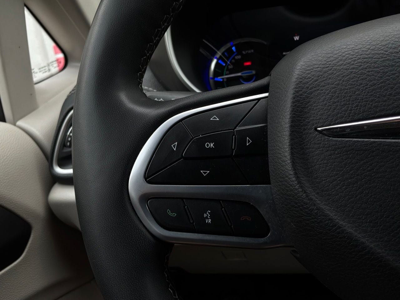 Used 2023 Chrysler Pacifica Touring-L FWD image 42