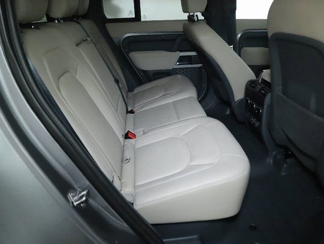 Used 2023 Land Rover Defender 110 SE image 31