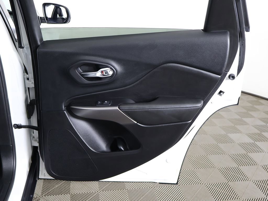 Used 2019 Jeep Cherokee Latitude Plus w/ Comfort/Convenience Group image 27