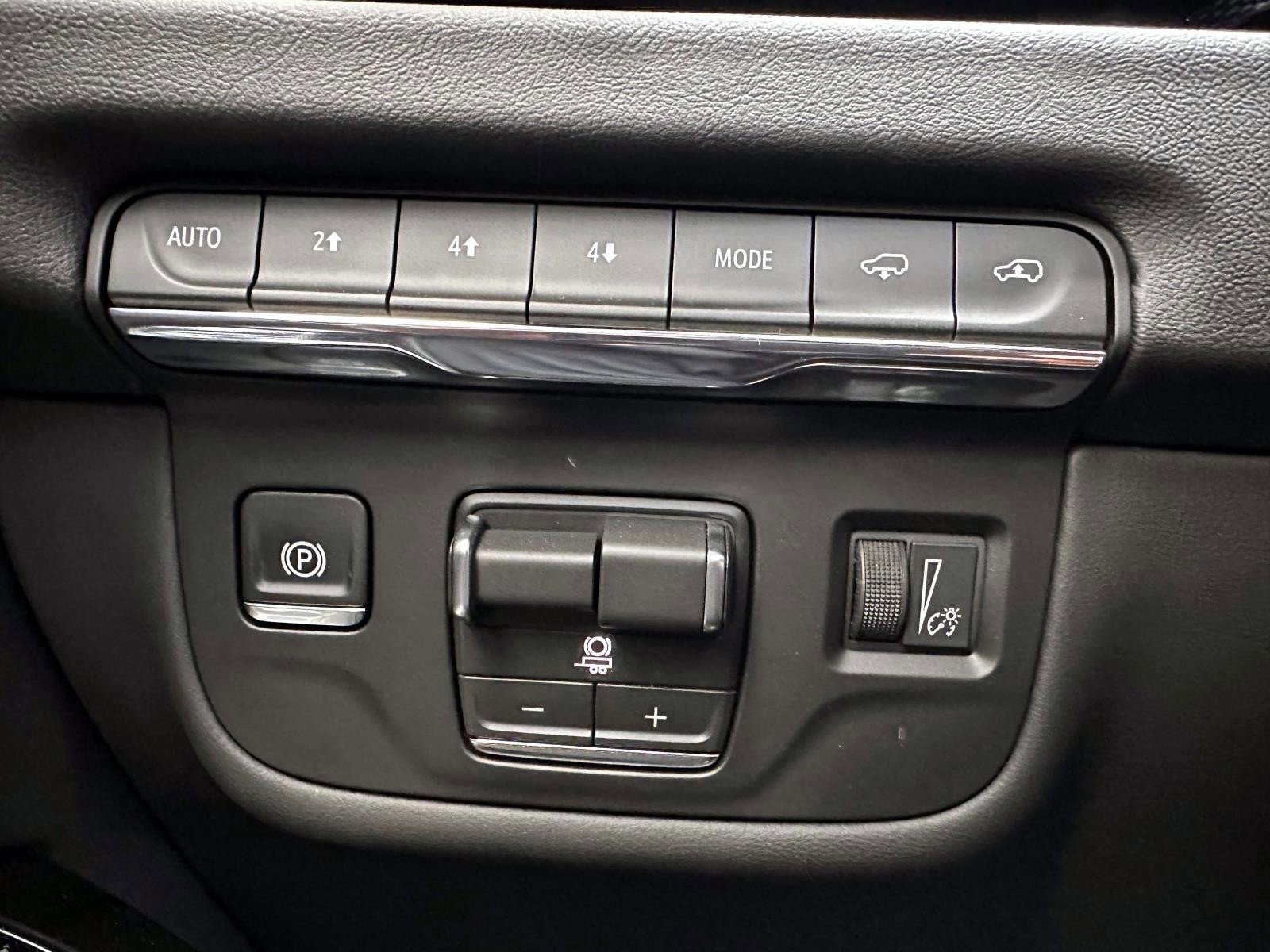 Used 2026 Cadillac Escalade ESV Sport w/ Touring Package AWD/4WD image 18