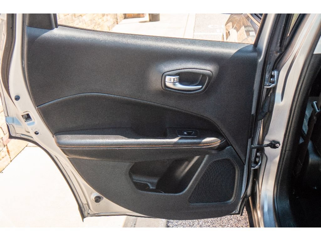 Used 2019 Jeep Compass Latitude w/ Cold Weather Group AWD/4WD image 18