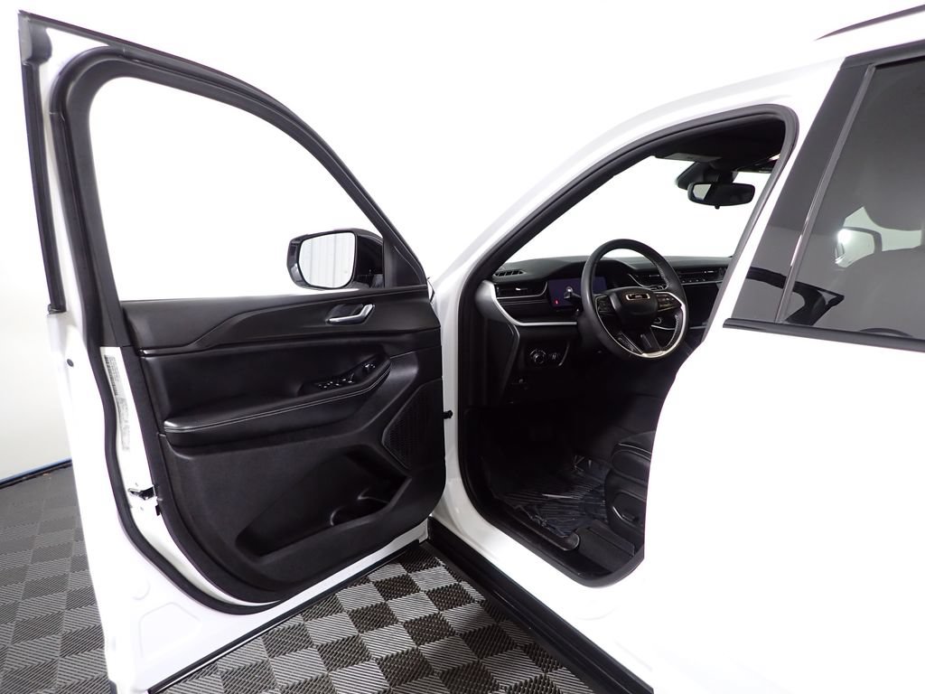 Used 2023 Jeep Grand Cherokee Altitude AWD/4WD image 19