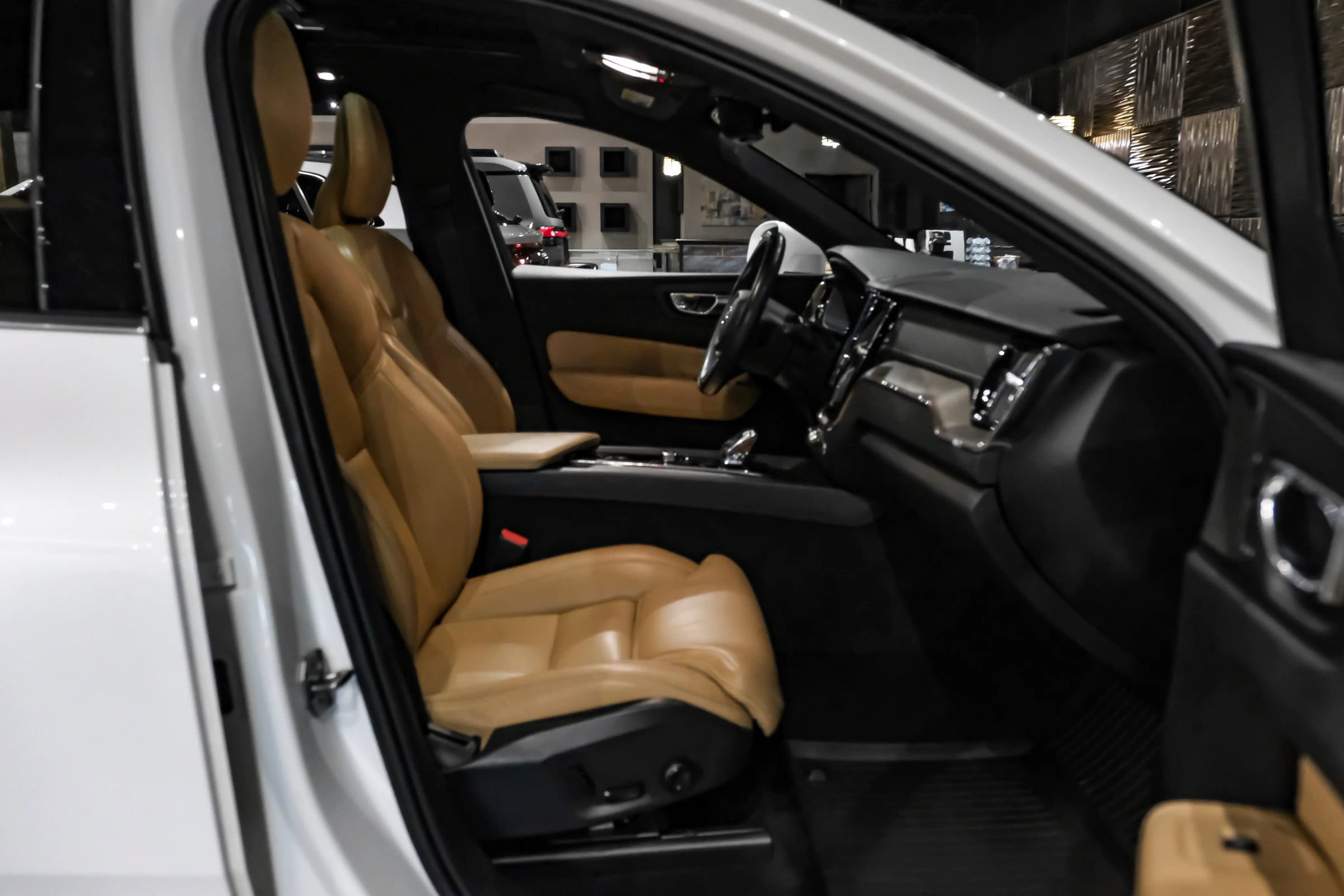 Used 2022 Volvo XC60 B5 Inscription w/ Advanced Package FWD image 28