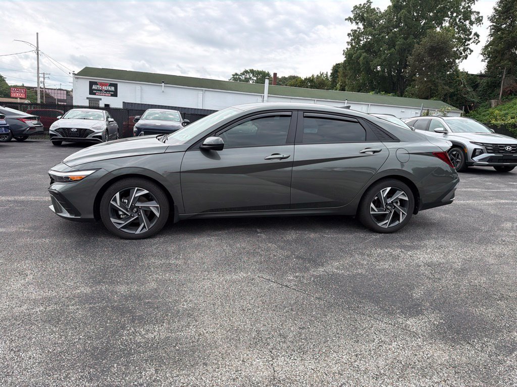 Used 2025 Hyundai Elantra Sport FWD image 4