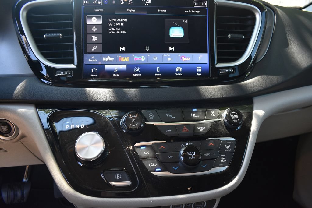Used 2024 Chrysler Pacifica Touring-L FWD image 16