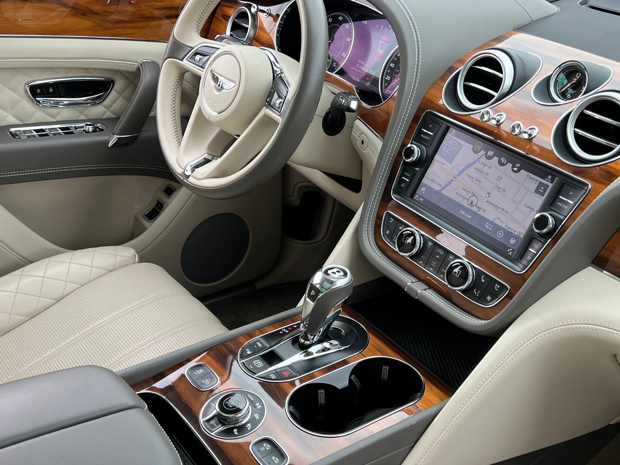 Used 2018 Bentley Bentayga AWD/4WD image 15