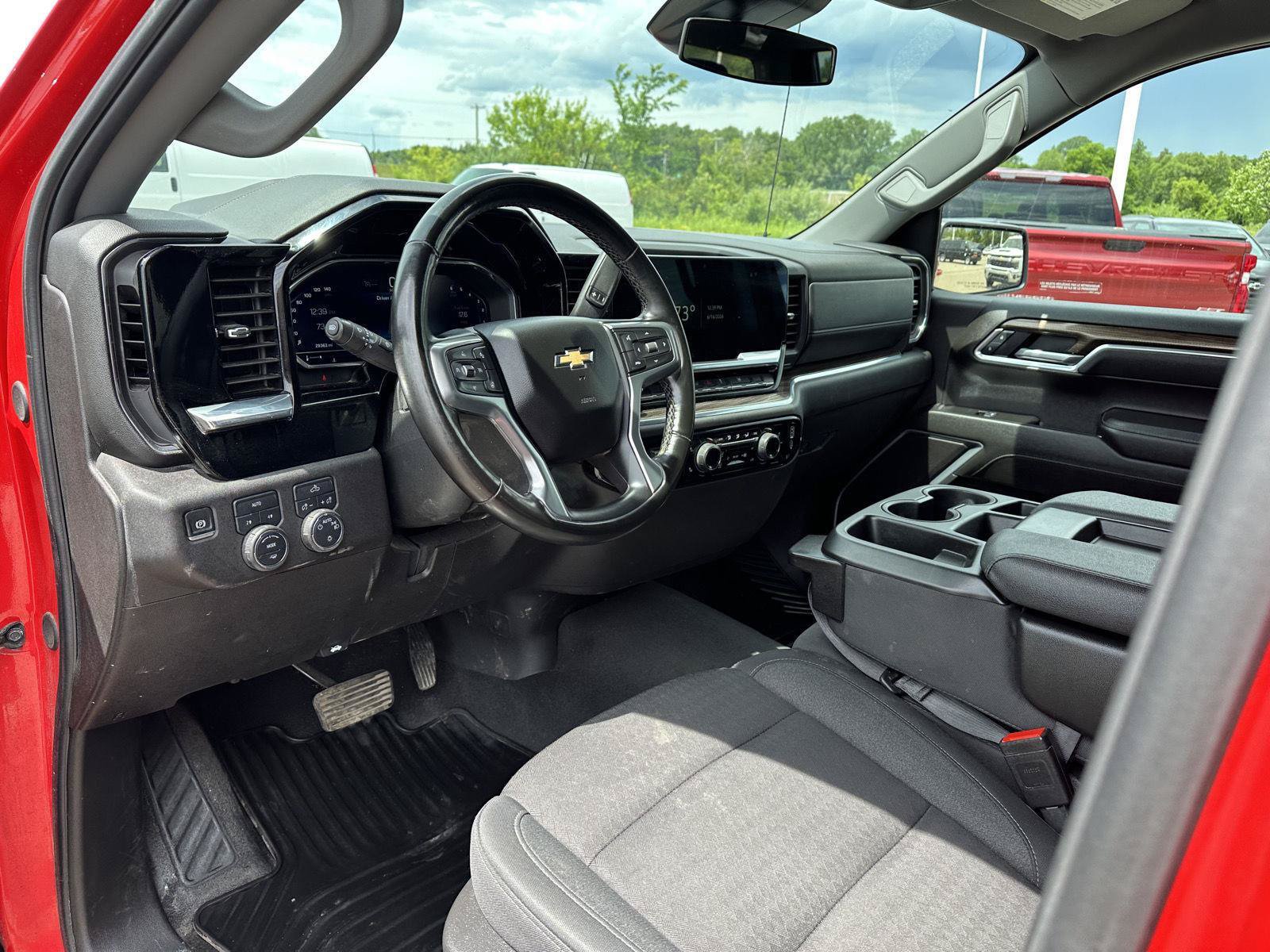 Used 2025 Chevrolet Silverado 1500 LT AWD/4WD image 19
