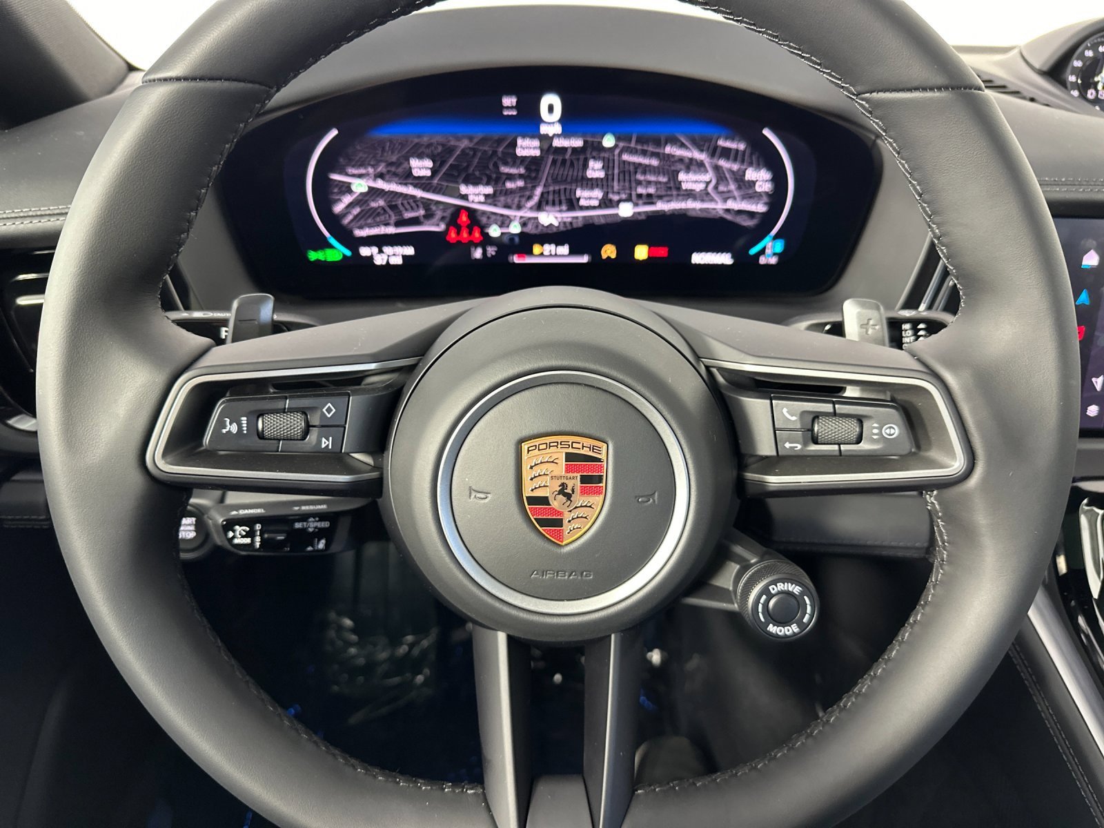 Used 2025 Porsche Panamera image 27