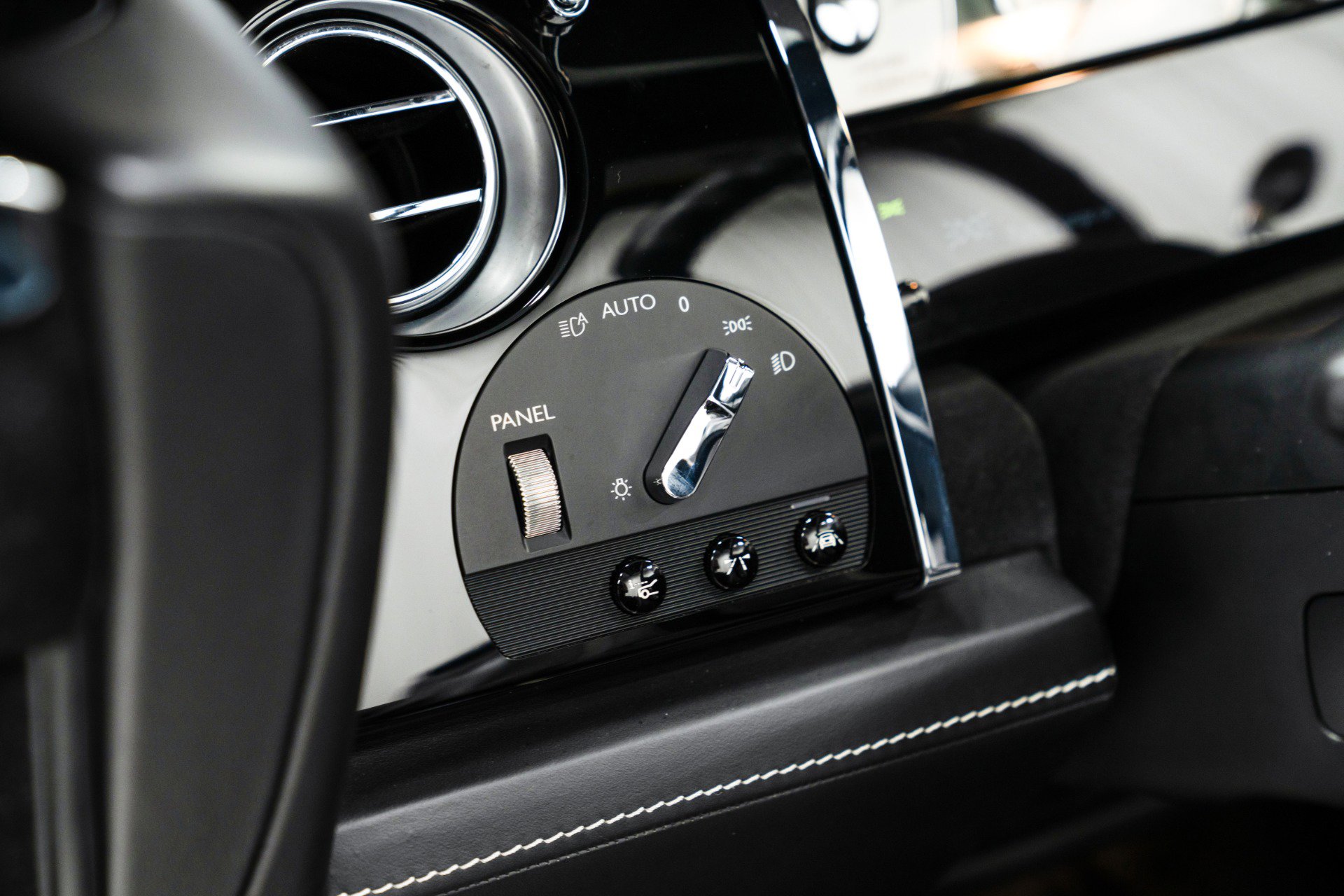 Used 2017 Rolls-Royce Dawn image 29