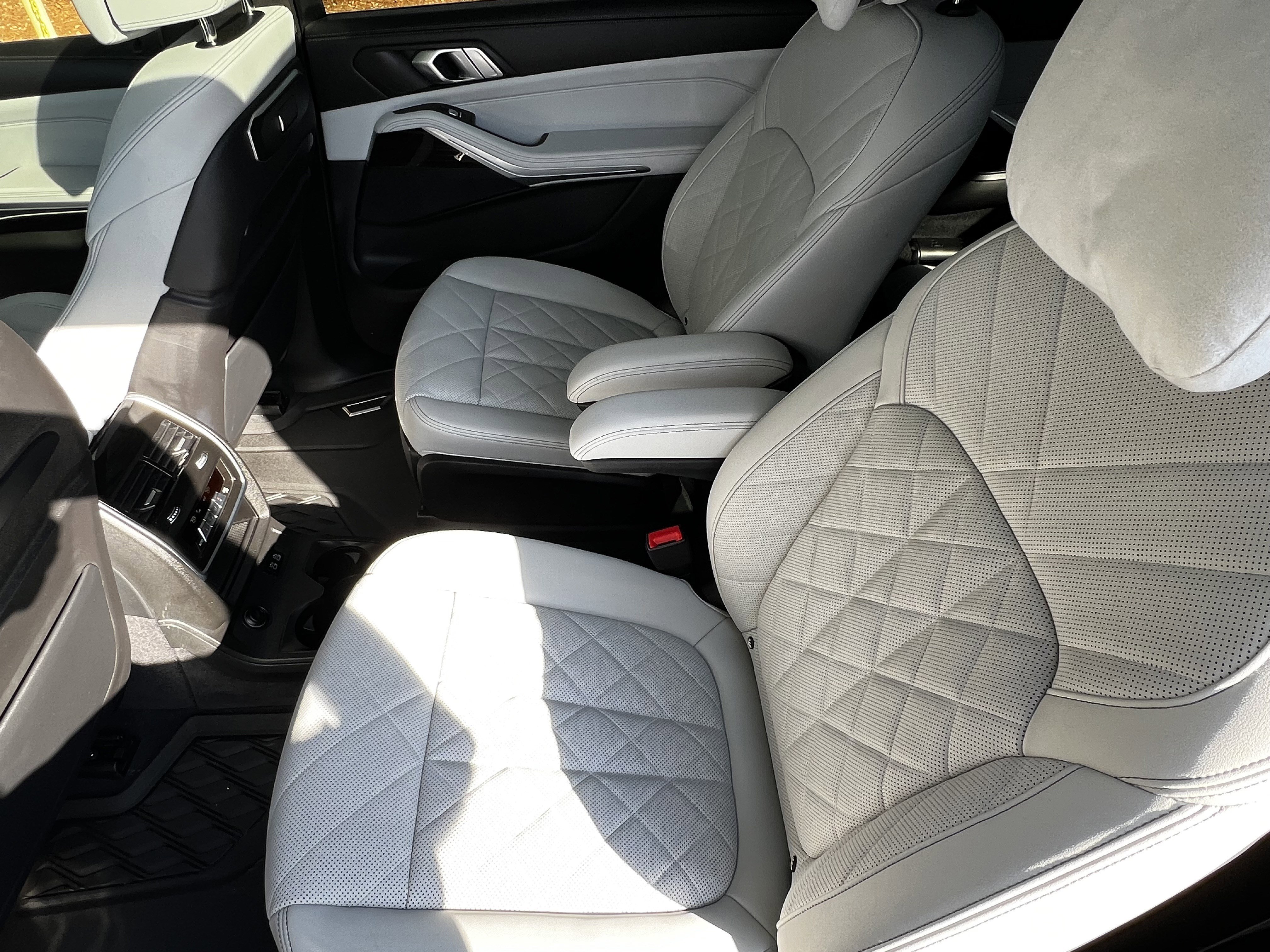 Used 2024 BMW X7 xDrive40i w/ Parking Assistance Package image 31