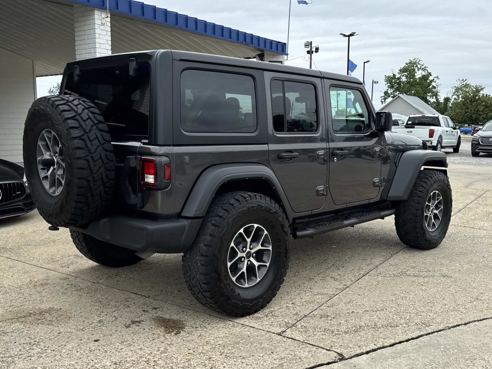 Used 2024 Jeep Wrangler Unlimited Sport AWD/4WD image 7