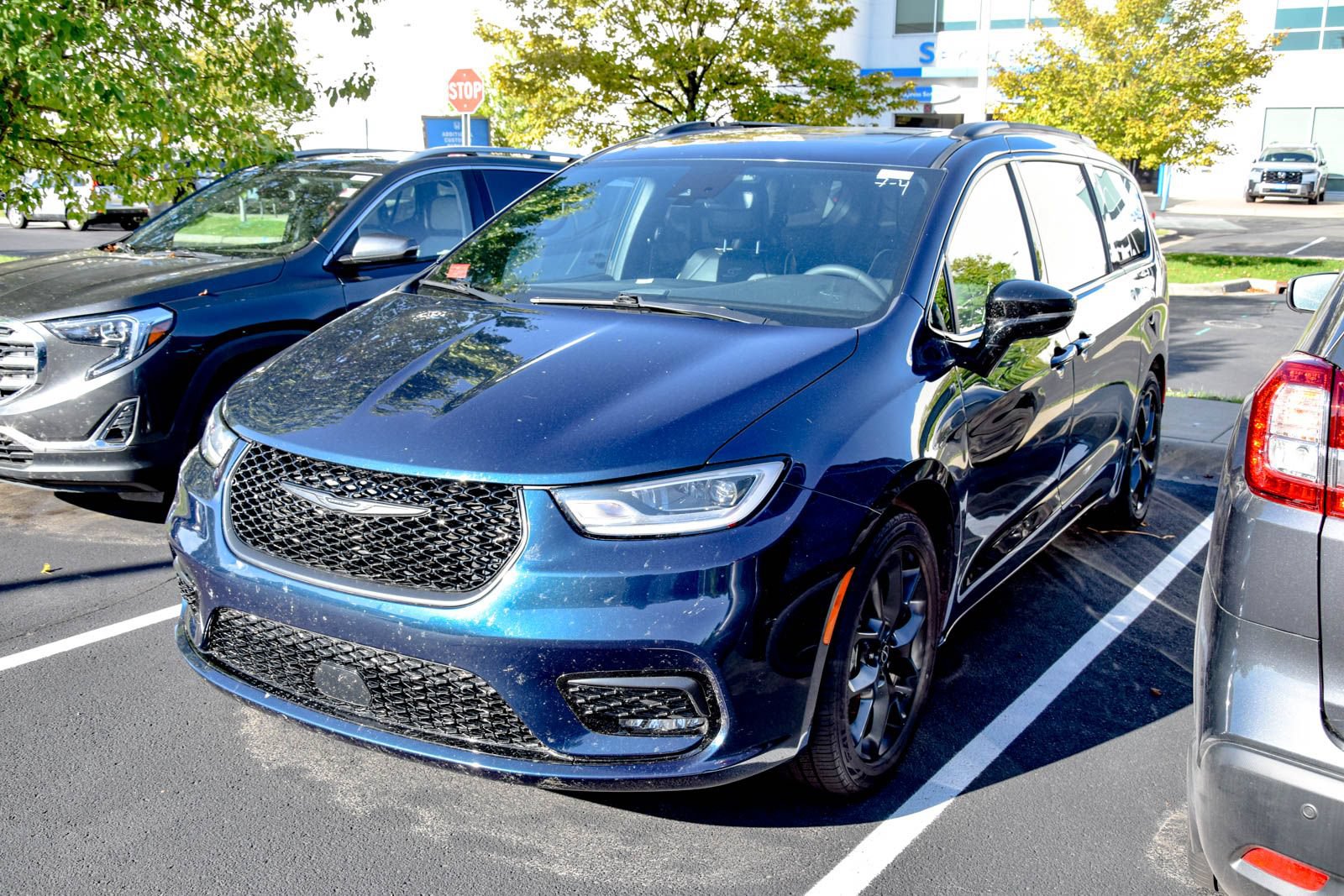 Used 2025 Chrysler Pacifica Limited FWD image 12