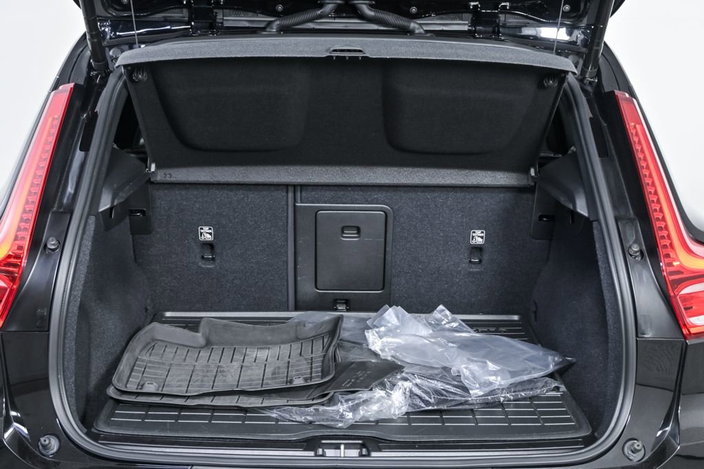 Certified 2023 Volvo XC40 B4 Plus w/ Driver Assist Package image 32